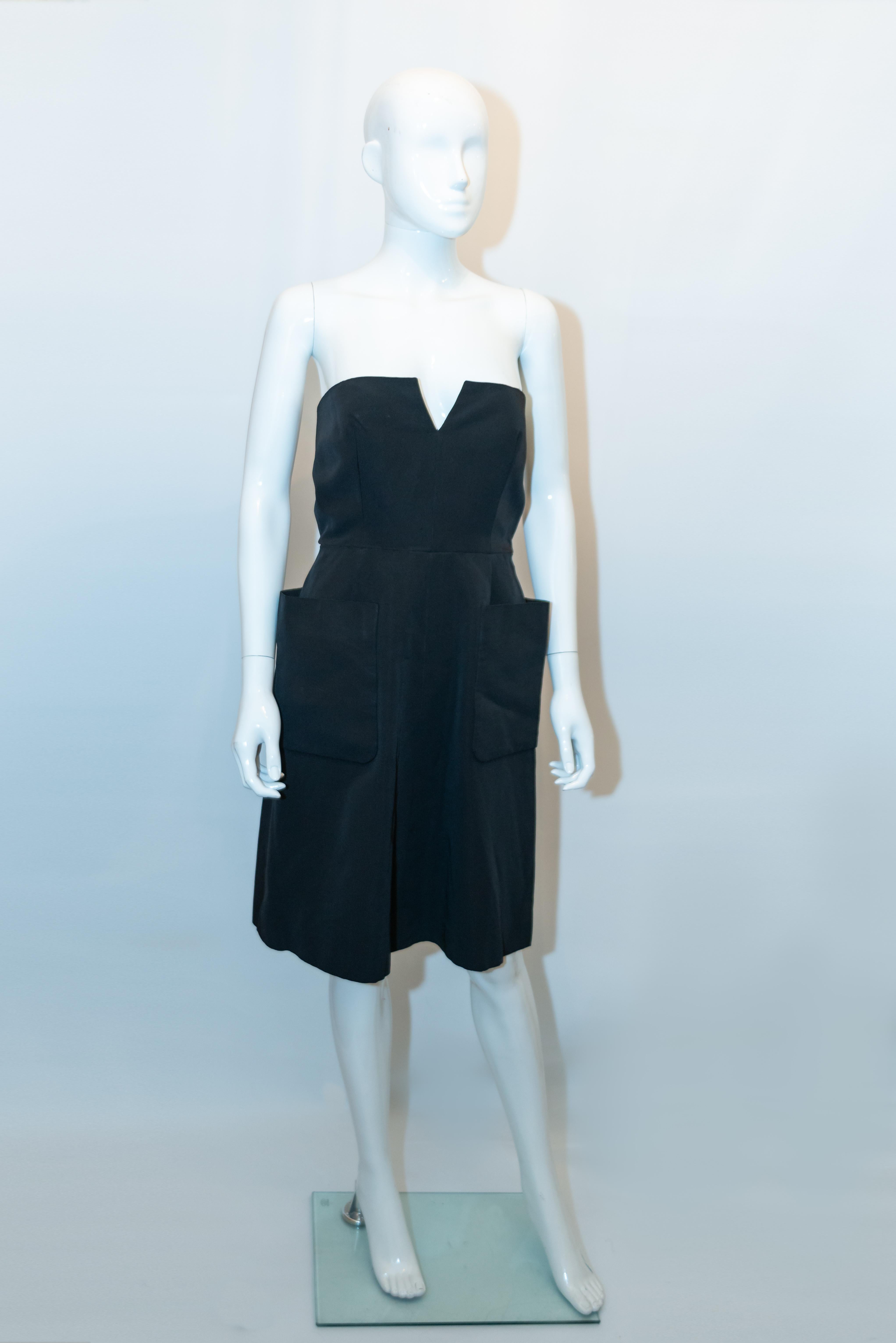Schwarzes Cocktailkleid mit Taschen von Nina Ricci Paris im Zustand „Gut“ im Angebot in London, GB