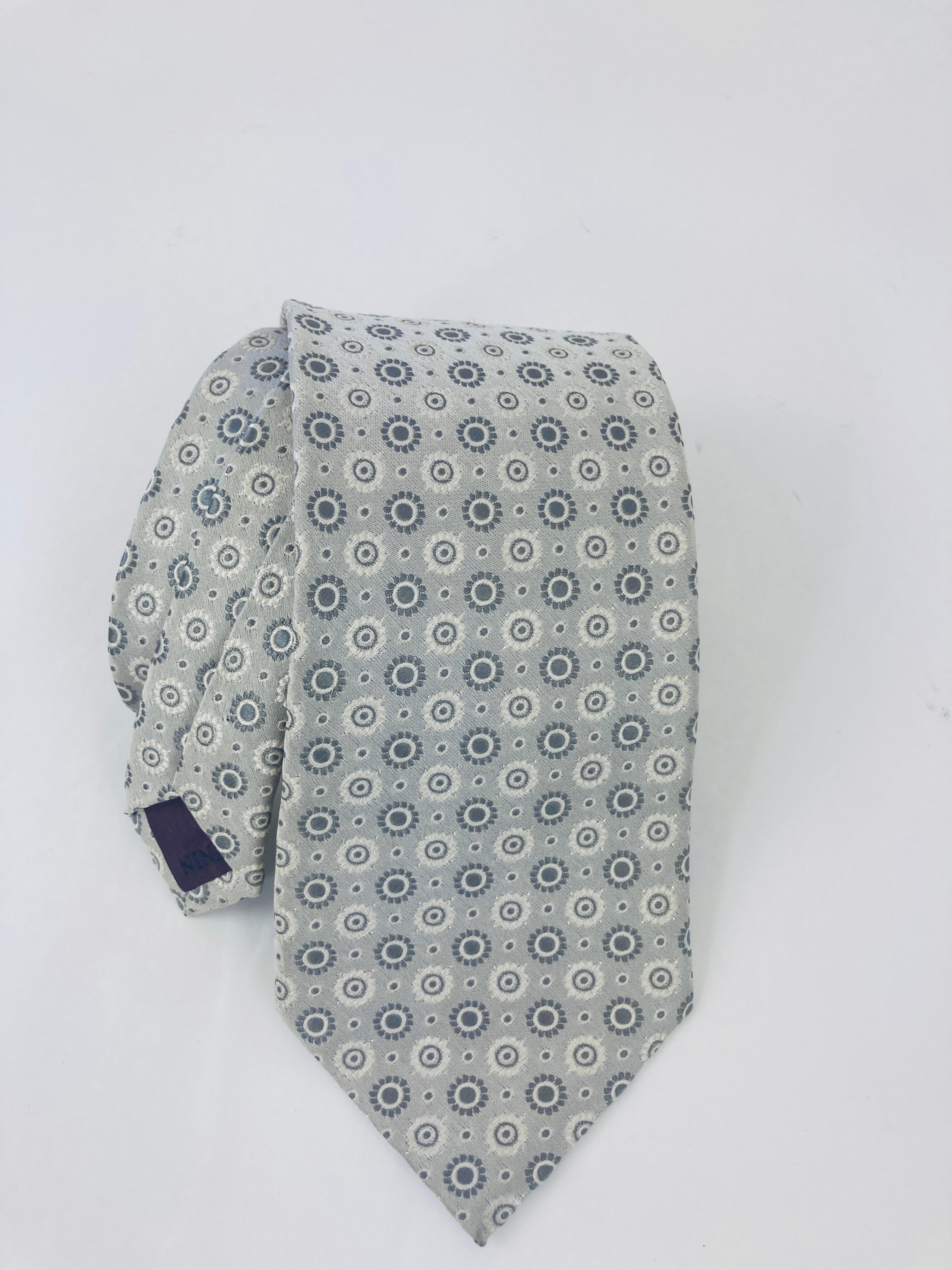 Nina Ricci Paris France Medaillons Seidenkrawatte Herrenkleid Krawatte.
Nina Ricci Krawatte, einzigartiges silbernes und weißes Medaillon-Design, edel bedruckte Seide, handgefertigt in Frankreich.
Luxuriöse Seidenkrawatte, entworfen von Nina Ricci.
