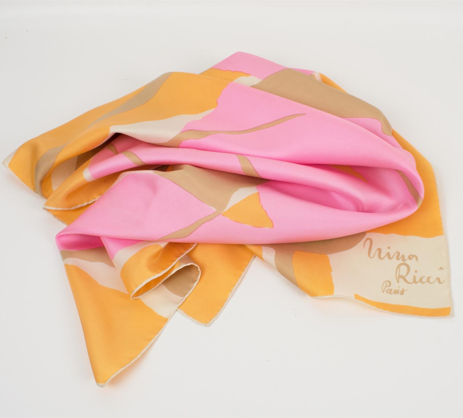 Echarpe en soie Nina Ricci Paris Imprimé abstrait des années 1970 en rose et orange Bon état - En vente à Atlanta, GA