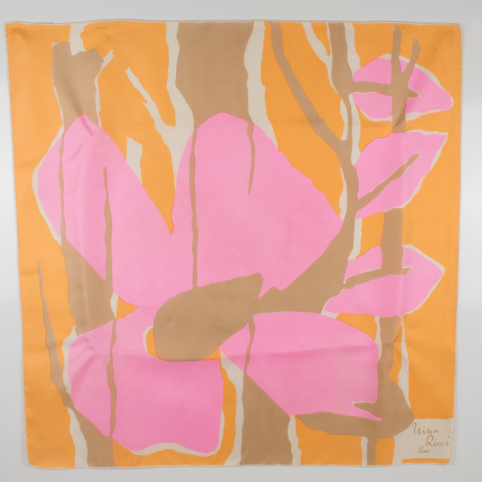 Echarpe en soie Nina Ricci Paris Imprimé abstrait des années 1970 en rose et orange Pour femmes en vente