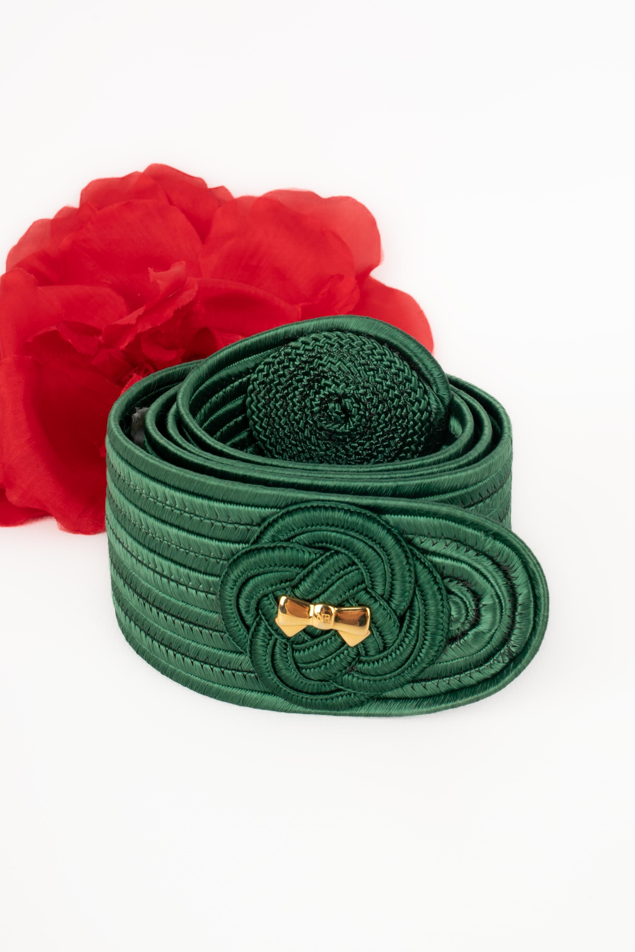 NINA RICCI - (Fabriqué en France) Ceinture passementerie verte avec logo nœud en métal doré.

Condit :
Bon état

Dimensions :
Longueur : 81 cm

SKU:ACC199

Nina Ricci
La maison de couture Nina Ricci, fondée en 1932 par Maria 'Nina' Ricci et son fils