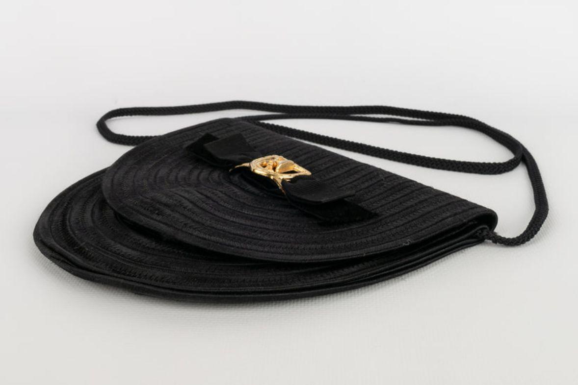 Nina Ricci -clutch in passementerie decorated with a bow.

Additional information: 

Dimensions: 
Width : 19 cm, Height : 17 cm, Depth : 0.5 cm, Handle : 110 cm
Condition: 
Very good condition

Seller Ref number: S1430








