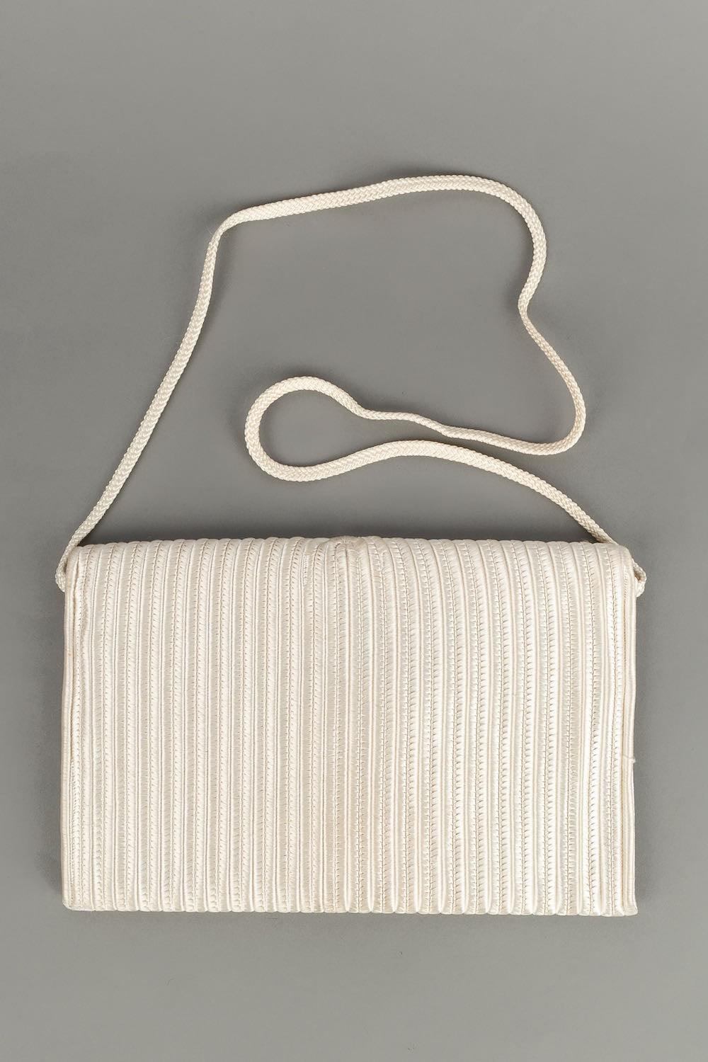 Nina Ricci -(Made in France) Passementerie pouch.

Additional information: 
Dimensions: Width : 26 cm, Height : 17 cm, Handle : 89 cm
Condition: Very good condition
Seller Ref number: S54







