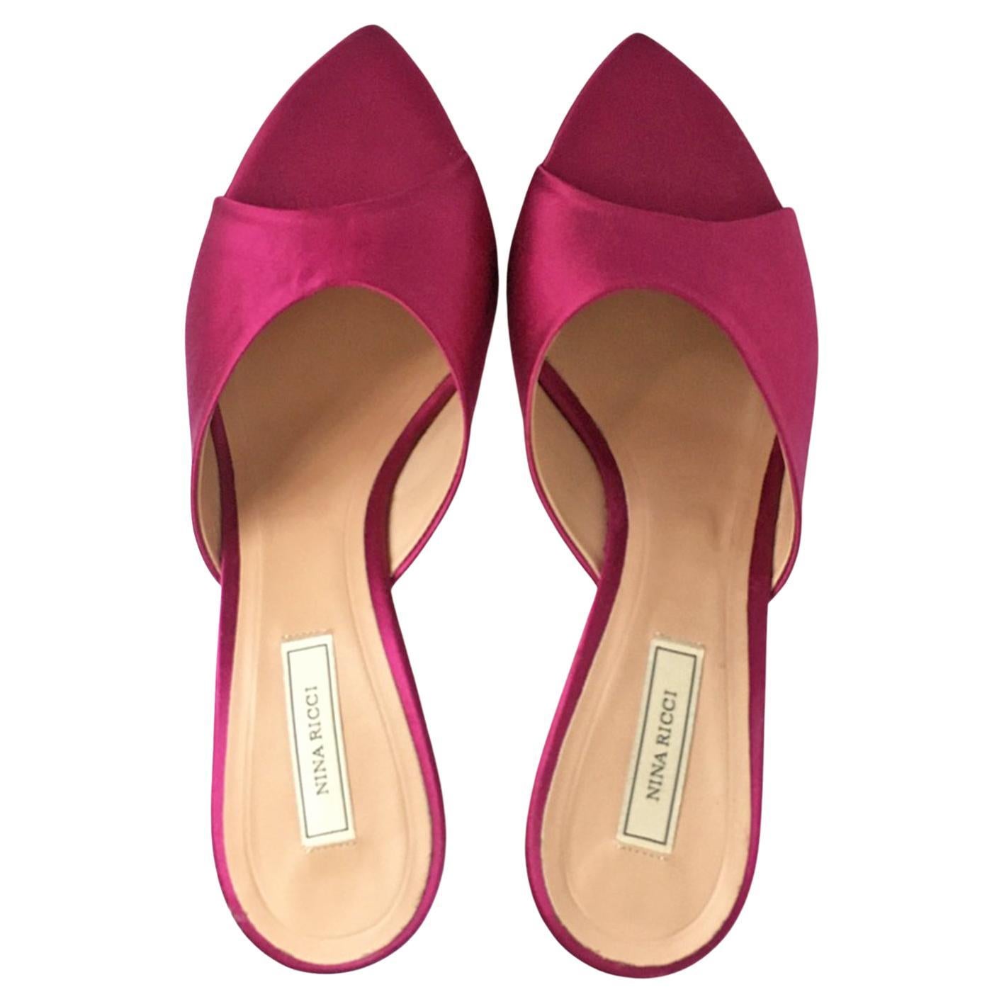 Nina Ricci Rosa Magenta Satin Clear Gold Heel Mule Pumps NUOVO In condizioni ottime in vendita a Berlin, DE