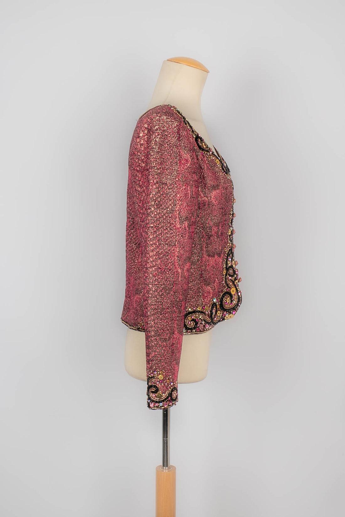 Nina Ricci - (Made in France) Long-sleeve top embroidered with pearls and rhinestones. Zipper on the back. Golden metal fake buttons with pink rhinestones. Piece from the 1970s. No size nor composition label, it fits a 38FR.

Additional