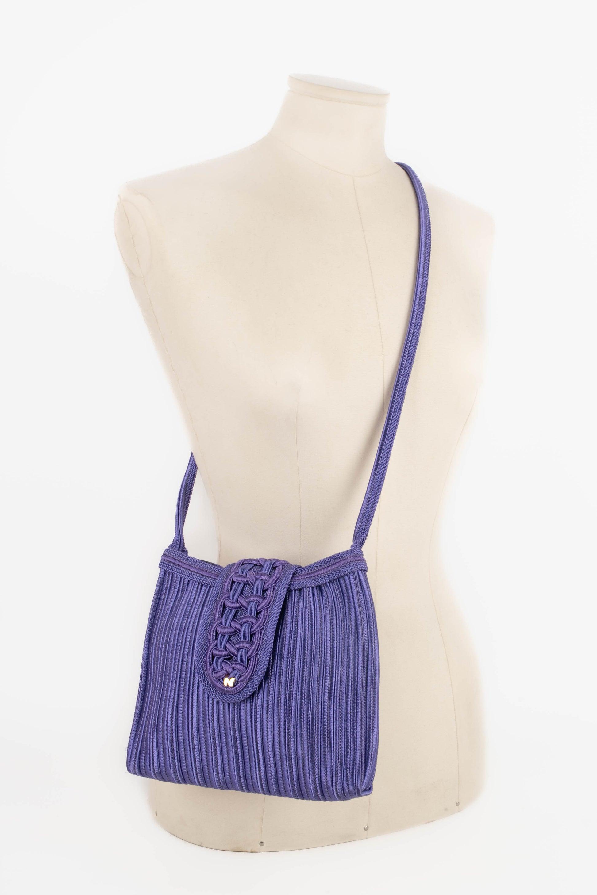Nina Ricci - (Made in France) Tasche mit lila Verzierungen.

Zusätzliche Informationen:
Zustand: Sehr guter Zustand
Abmessungen: Länge: 19 cm - Höhe: 18 cm - Tiefe: 3 cm - Stiel: 88 cm

Sellers Referenz: S68
