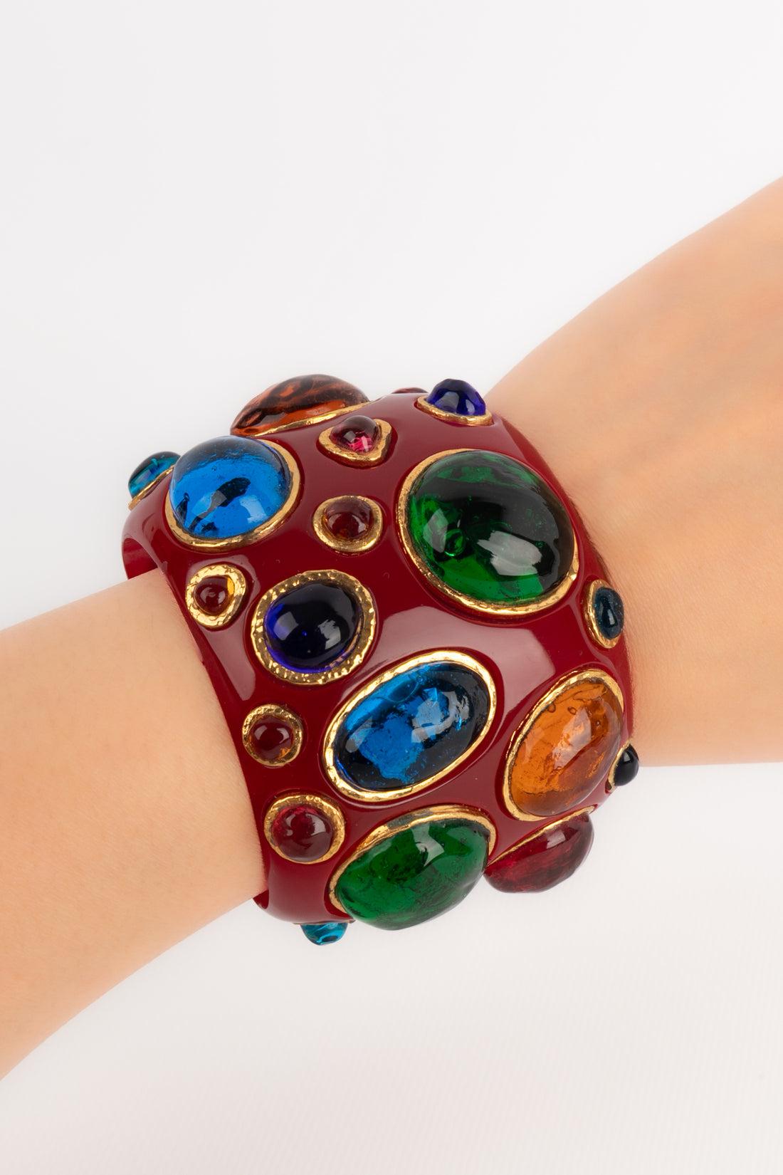 Nina Ricci - Manschettenarmband aus rotem Bakelit mit mehrfarbigen Cabochons aus Glaspaste.

Zusätzliche Informationen:
Zustand: Guter Zustand
Abmessungen: Länge: 13,5 cm - Öffnung: 3 cm

Sellers Referenz: BRA47