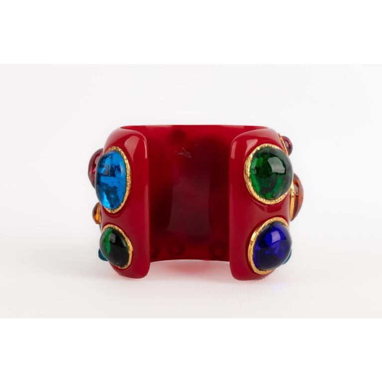 Nina Ricci Rotes Manschettenarmband aus Bakelit im Angebot 1