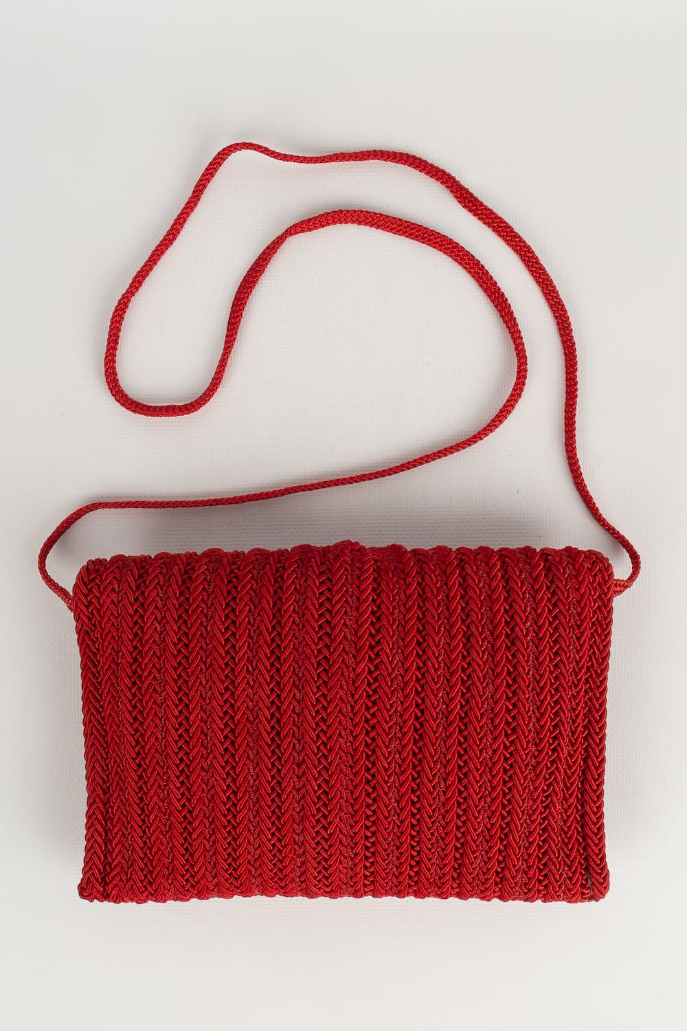 Nina Ricci -(Made in France) Bag in red passementerie and golden metal clasp.

Additional information: 

Dimensions: Height : 22 cm - Width : 15 cm - Handle : 107 cm

Condition: Good condition


Seller Ref number: S87