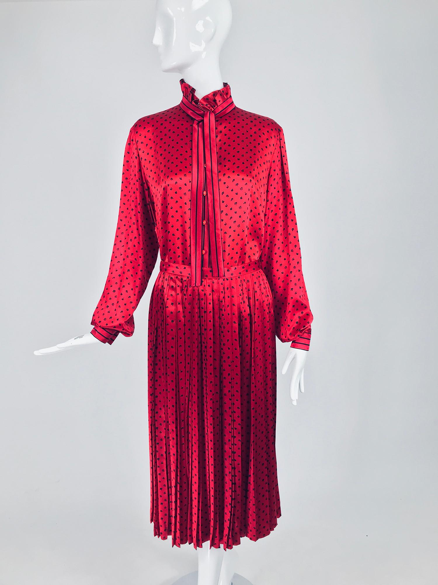 Set aus Bluse und Rock aus rotem Seiden Satin von Nina Ricci, 1980er Jahre im Angebot 5