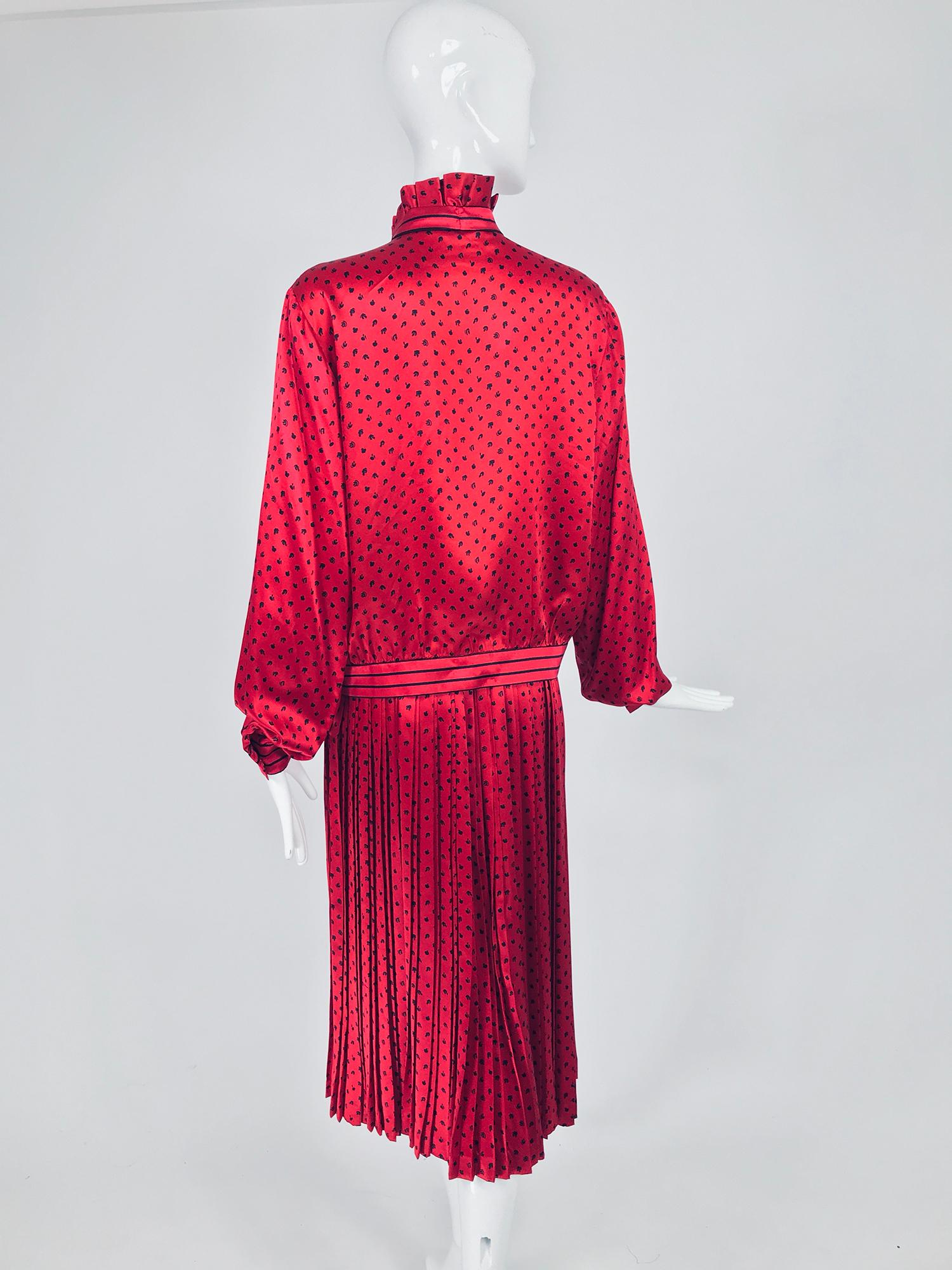 Set aus Bluse und Rock aus rotem Seiden Satin von Nina Ricci, 1980er Jahre Damen im Angebot