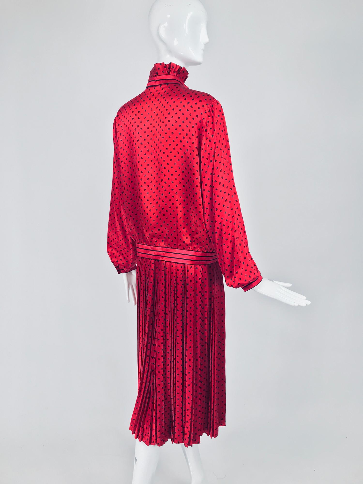 Set aus Bluse und Rock aus rotem Seiden Satin von Nina Ricci, 1980er Jahre im Angebot 1