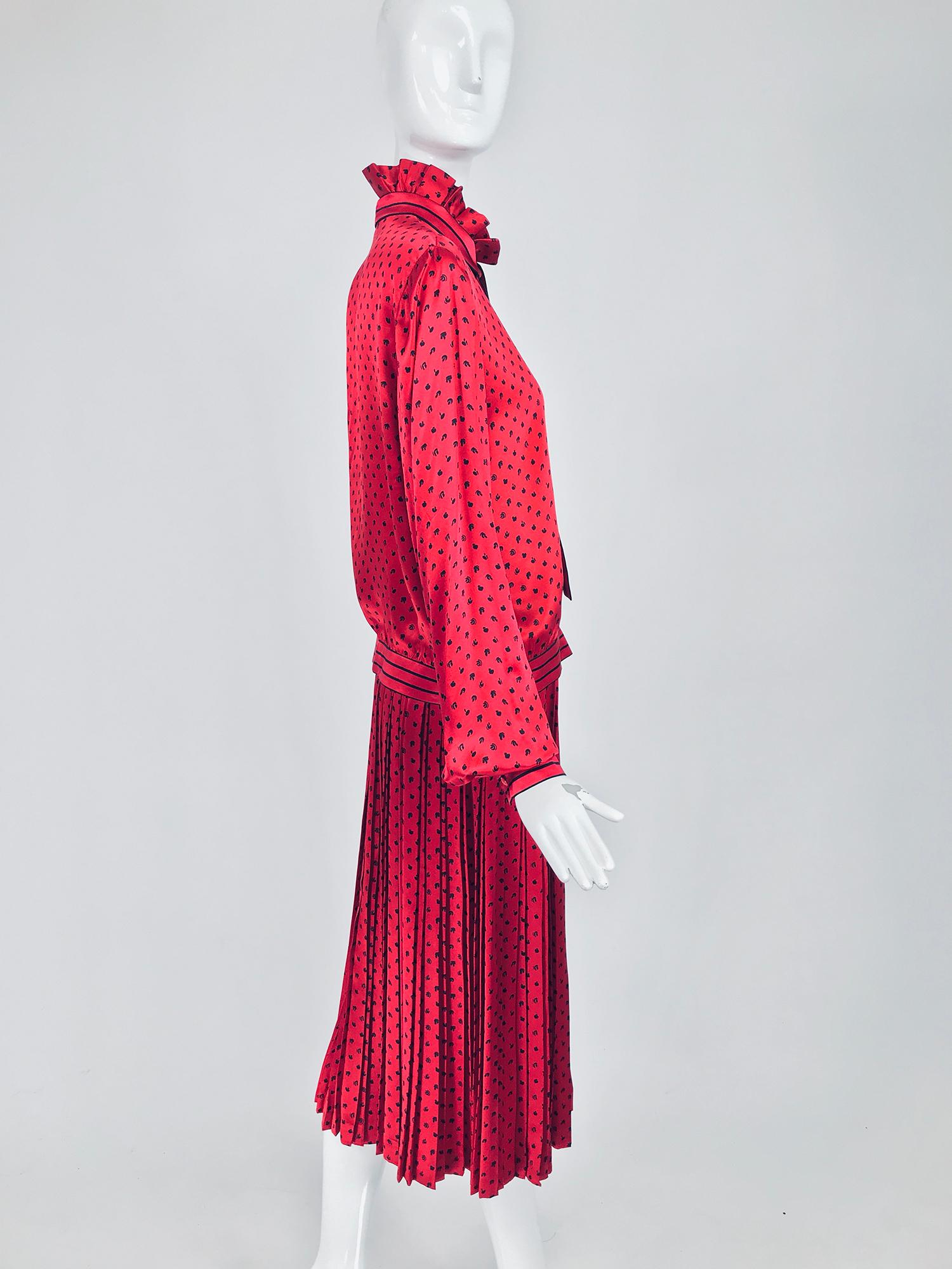 Set aus Bluse und Rock aus rotem Seiden Satin von Nina Ricci, 1980er Jahre im Angebot 3