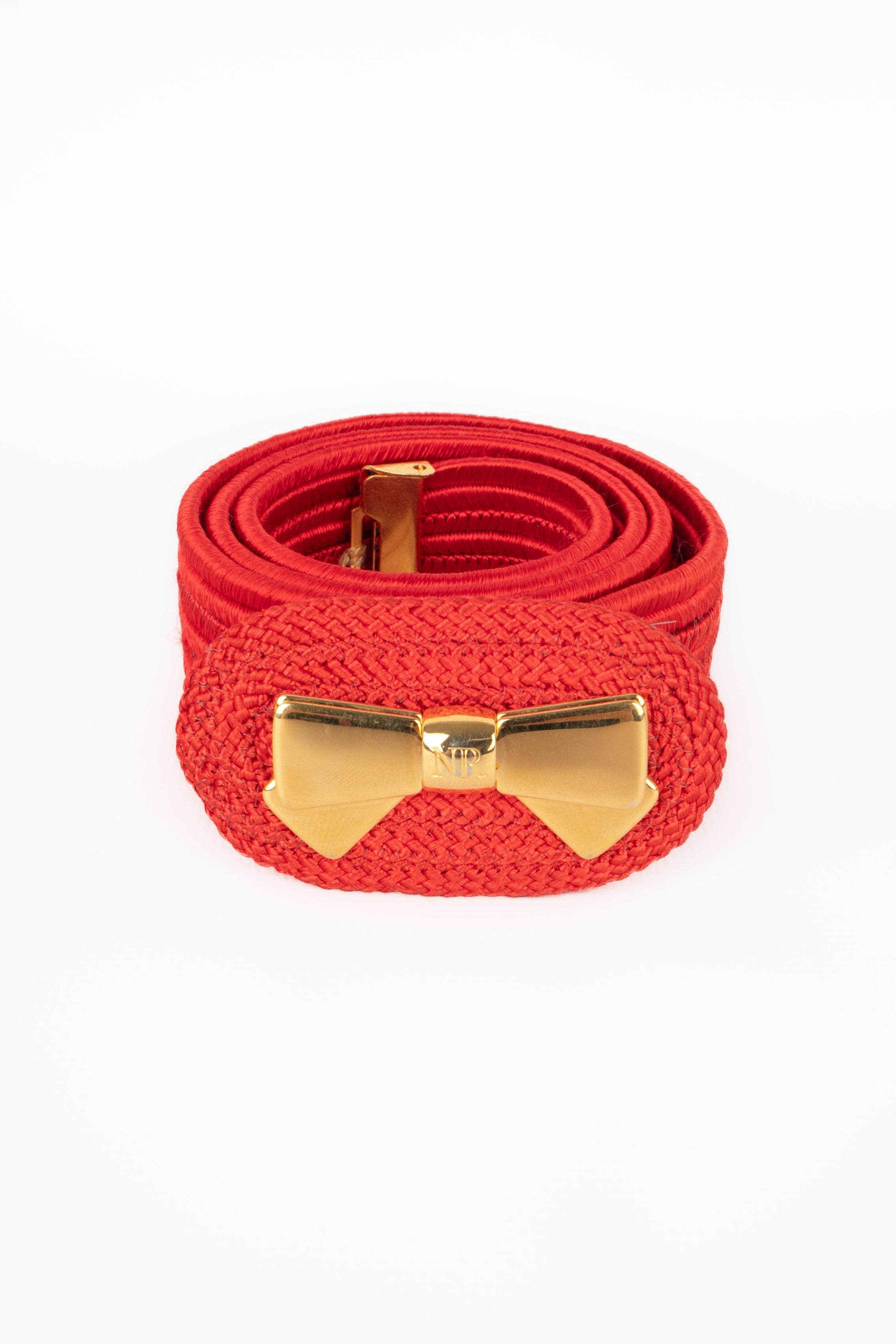 NINA RICCI - (Made in France) Cinturón de pasamanería roja y metal dorado.

Estado :
Buen estado

Dimensiones:
Longitud : 80 cm

SKU:ACC209

Nina Ricci
La casa de moda Nina Ricci, fundada en 1932 por Maria 