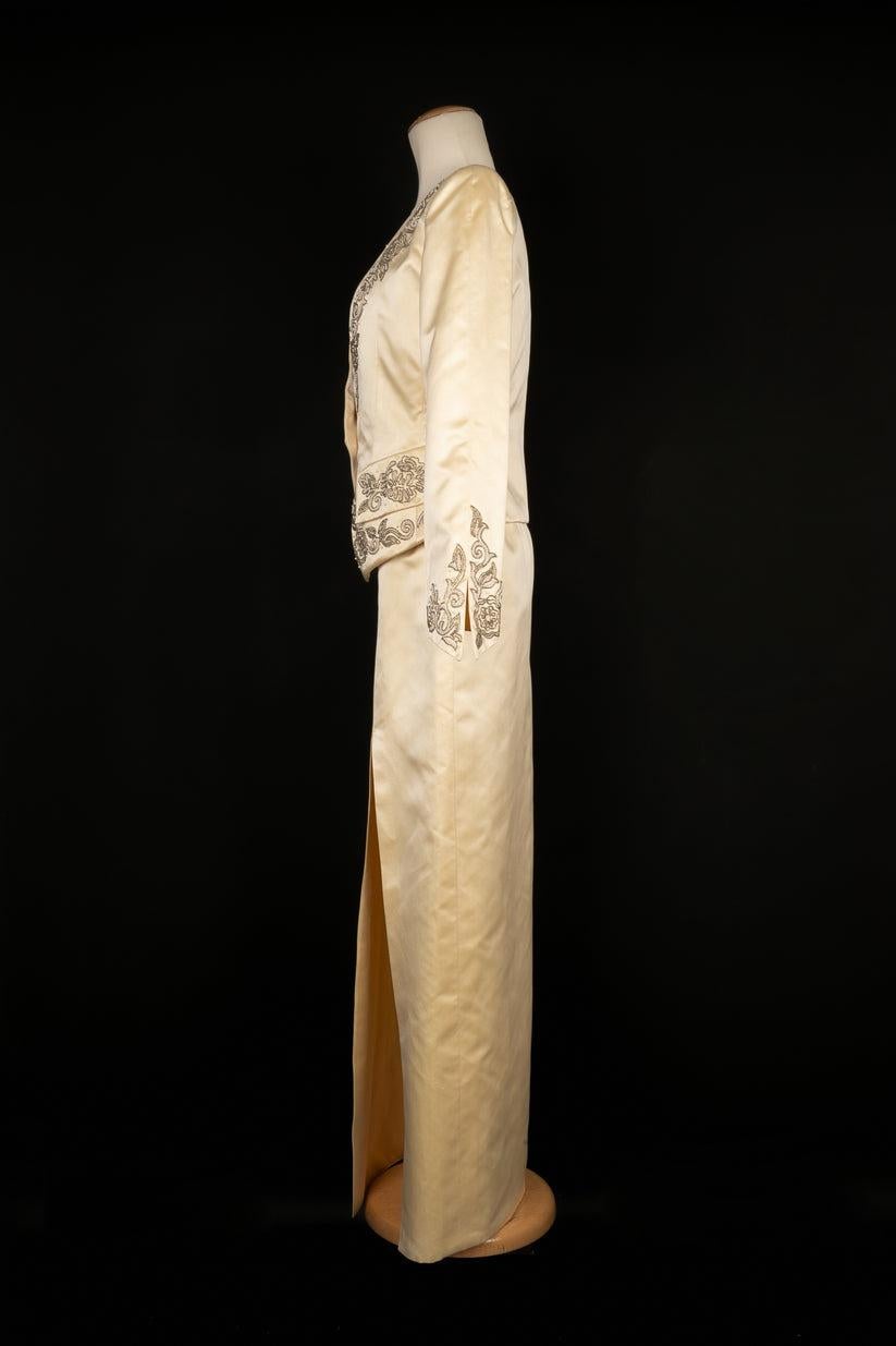 NINA RICCI - Champagne silk satin three-piece set embroidered with pearls, composed of a bustier top, a long split skirt, and a jacket. No size indicated, it fits a 34FR/36FR. 1988/89 Fall-Winter Haute Couture Collection under the direction of