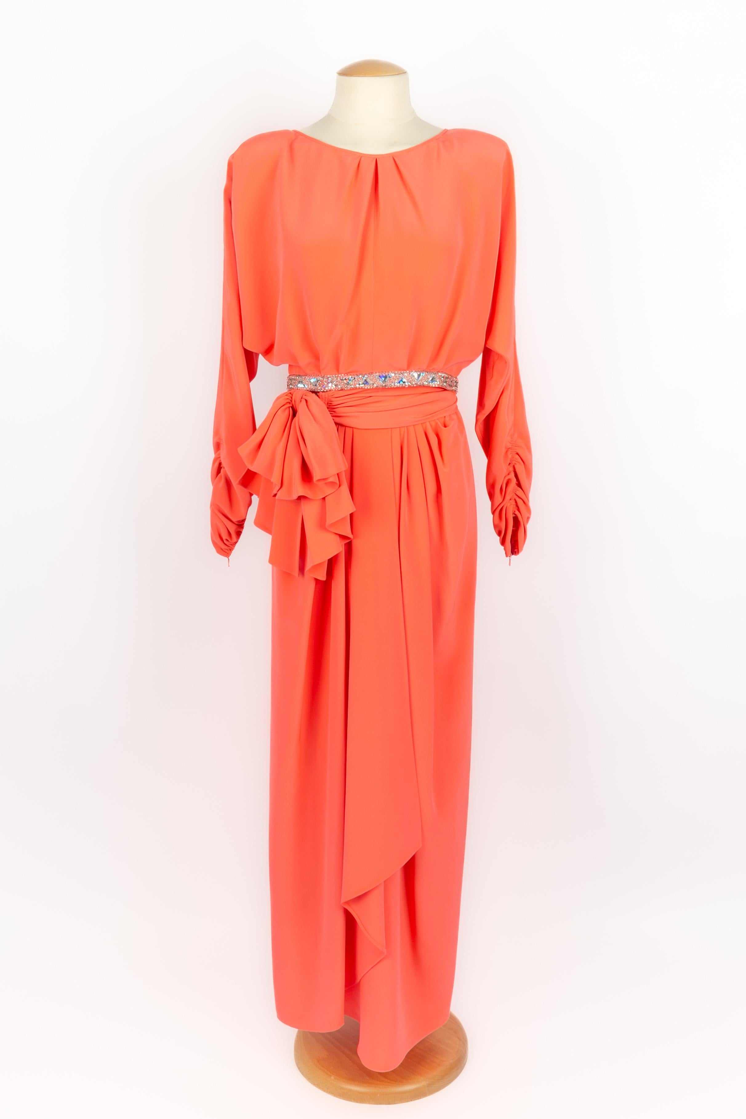 NINA RICCI - (Made in France) Coral-color muslin set. Waist enhanced with a jewelry belt ornamented with shiny pearls. Composition and size labels missing, it fits a 36FR/38FR. 1991 Spring-Summer Haute Couture Collection under the artistic direction