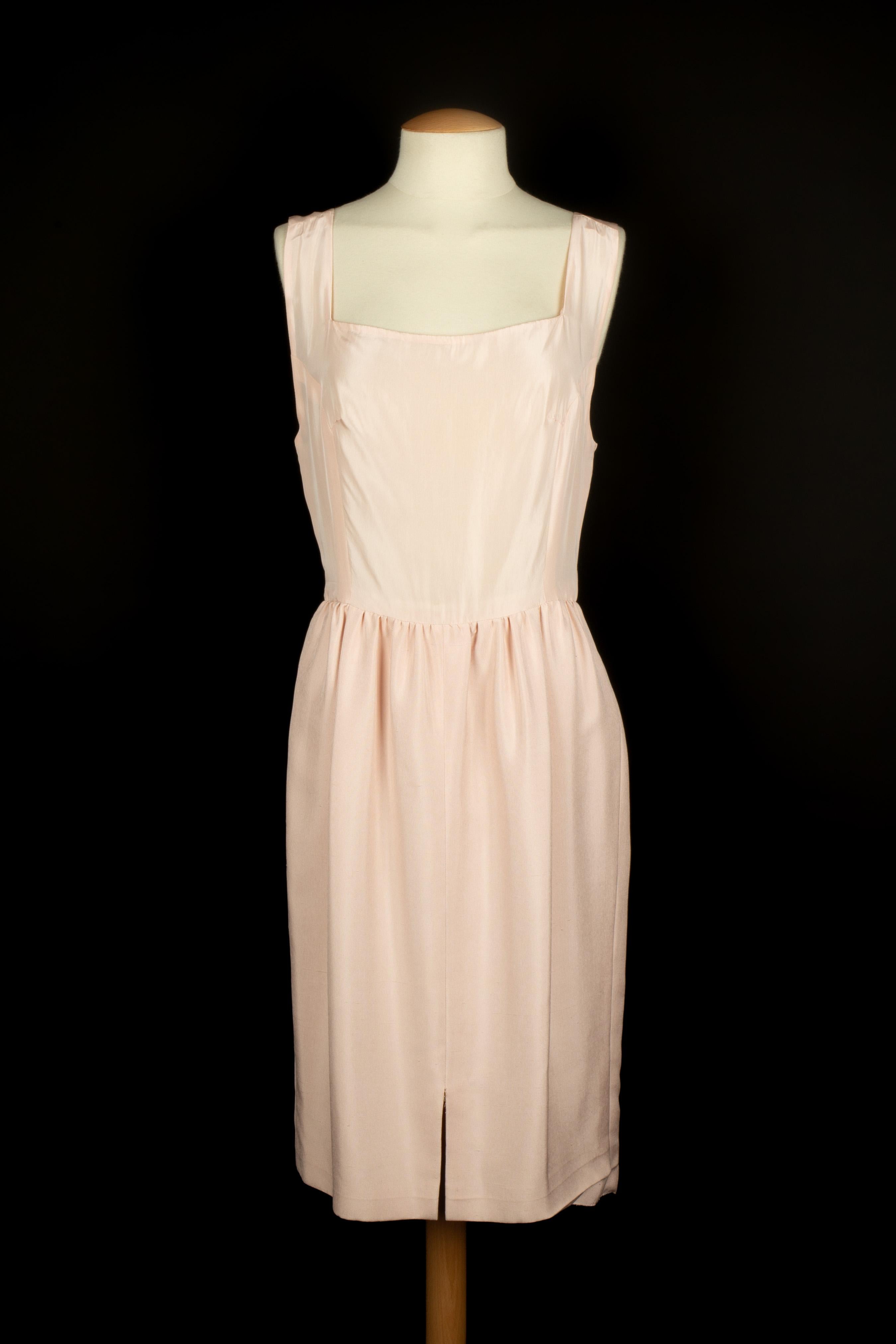 NINA RICCI - (Made in France) Pale-pink silk set composed of a dress and a top. Composition and size labels missing, it fits a 38FR. A Haute Couture Collection circa 1990.

Condition:
Very good condition

Dimensions:
Shoulder width: 42 cm - Chest: