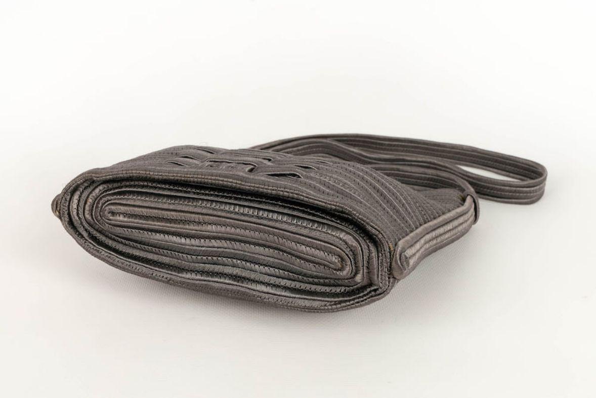Nina Ricci Shoulder Bag in Gray In Good Condition For Sale In SAINT-OUEN-SUR-SEINE, FR