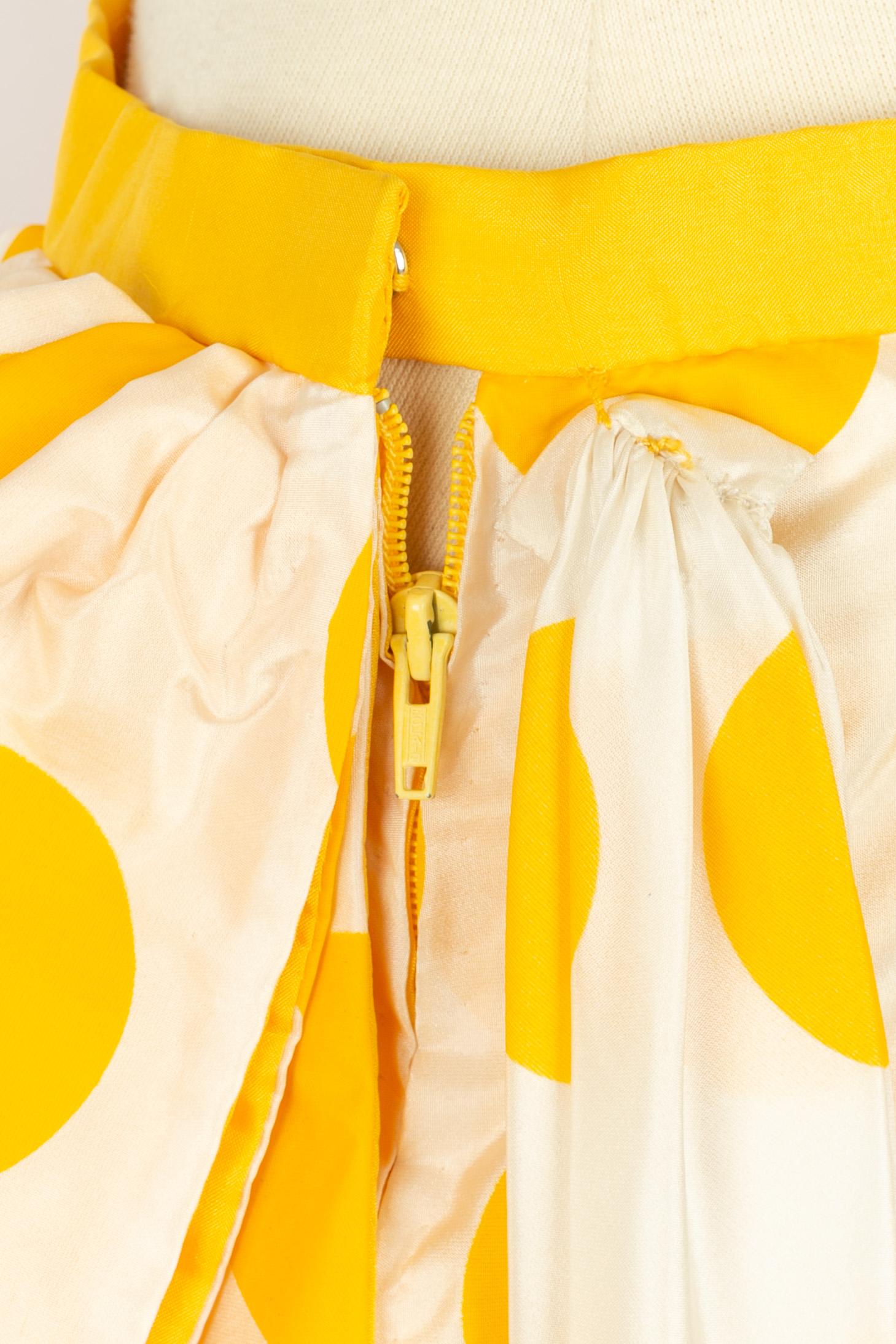 NINA RICCI - (Made in France) Longue jupe à volants en popeline de soie imprimée de points jaunes sur fond blanc. Aucune taille n'est indiquée, il convient à un 36FR. Une collection de haute couture des années 1990 sous la direction artistique de