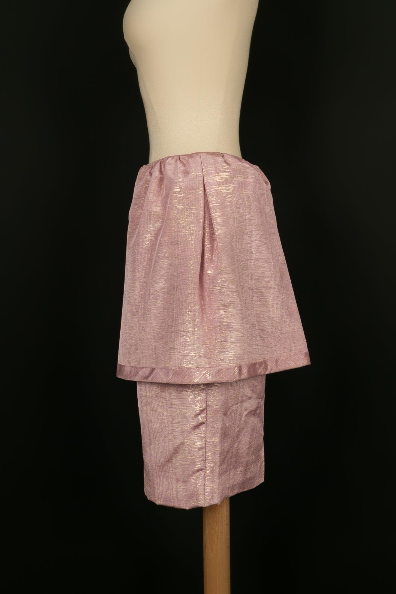 Nina Ricci - (Made in France) Skirt in pink cotton enhanced with golden. Size 40FR.

Additional information:
Condition: Very good condition
Dimensions: Chest: 35 cm - Length: 57 cm

Seller Reference: FJ53