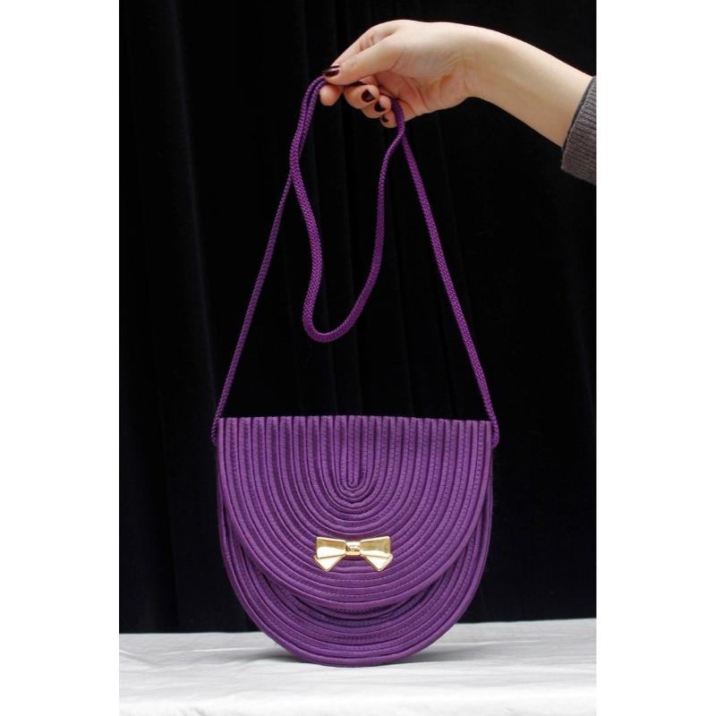Nina Ricci - (Made in France) Petite pochette en passementerie violette.

Informations complémentaires :
Condit : Très bon  condition
Dimensions : Largeur : 19 cm (7.48