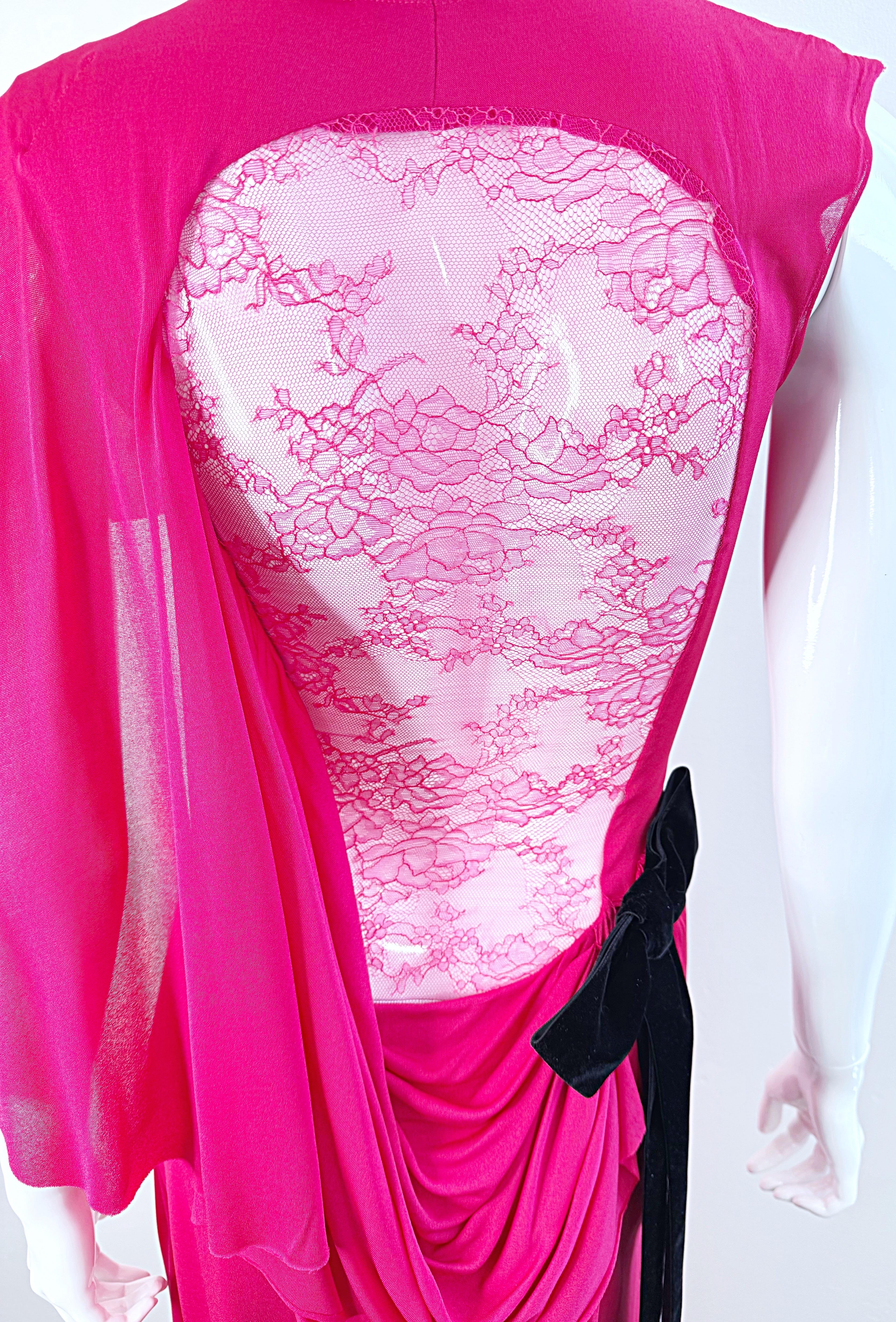 Fai un'entrata indimenticabile con questo straordinario abito rosa caldo dell'ambita collezione primavera/estate 2013 di Nina Ricci, disegnato dal brillante Peter Copping. Audace ma romantico, questo pezzo forte di manifattura francese cattura