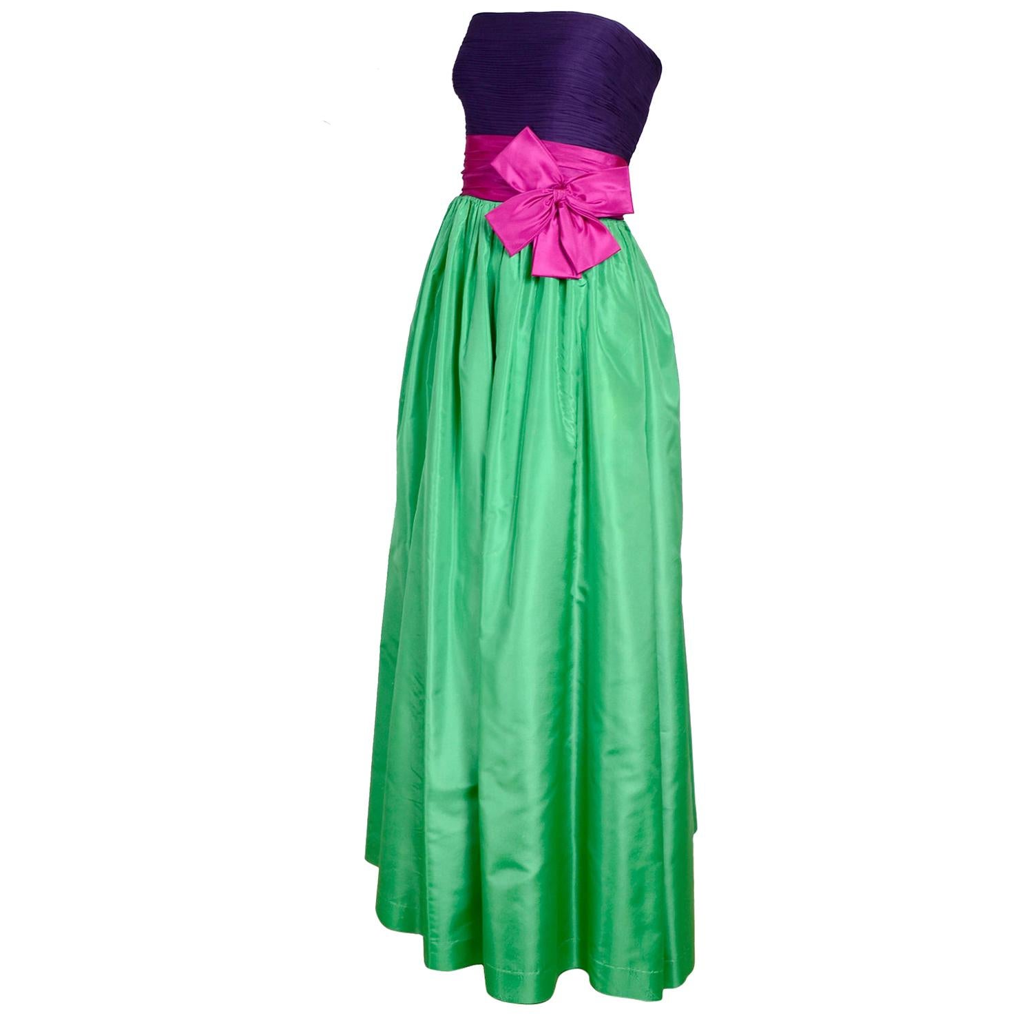 Trägerloses Abendkleid aus grünem Taft und lila Seide von Nina Ricci mit rosa Schleife