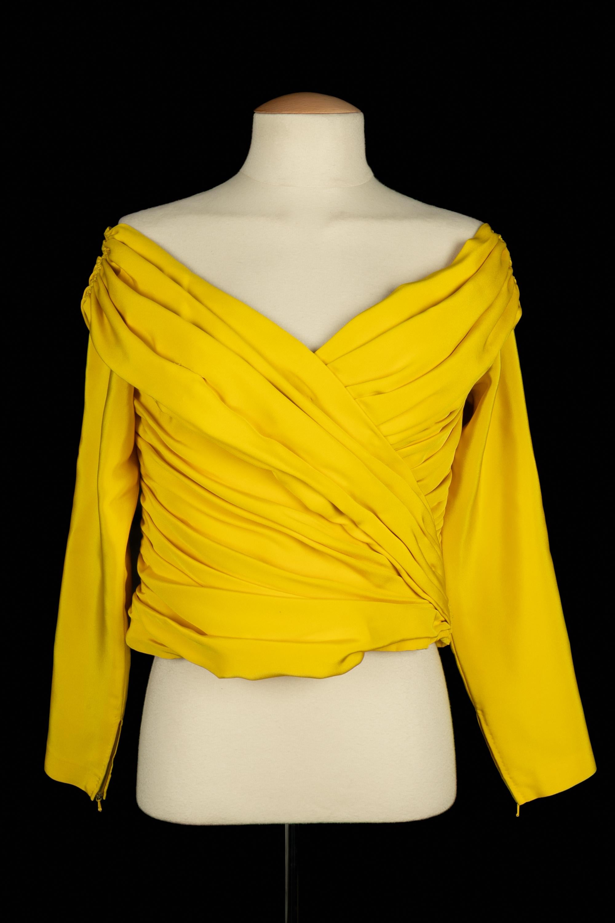NINA RICCI - (Made in France) Top de seda amarillo brillante con drapeado y cuello bajo. Efecto plisado. Faltan las etiquetas de talla y composición, se ajusta a una 36FR.

Estado:
Muy buen estado

Dimensiones:
Pecho: 36 cm - Longitud de las mangas: