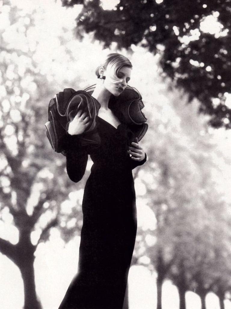 Nina Ricci - (Made in France) Vestido de noche de terciopelo negro con corpiño de satén y hombros con volantes de muselina multicolor. Falta la etiqueta de la talla, se ajusta a una 40FR. Colección 1987/1988. Fotografía de Bonwit Teller por