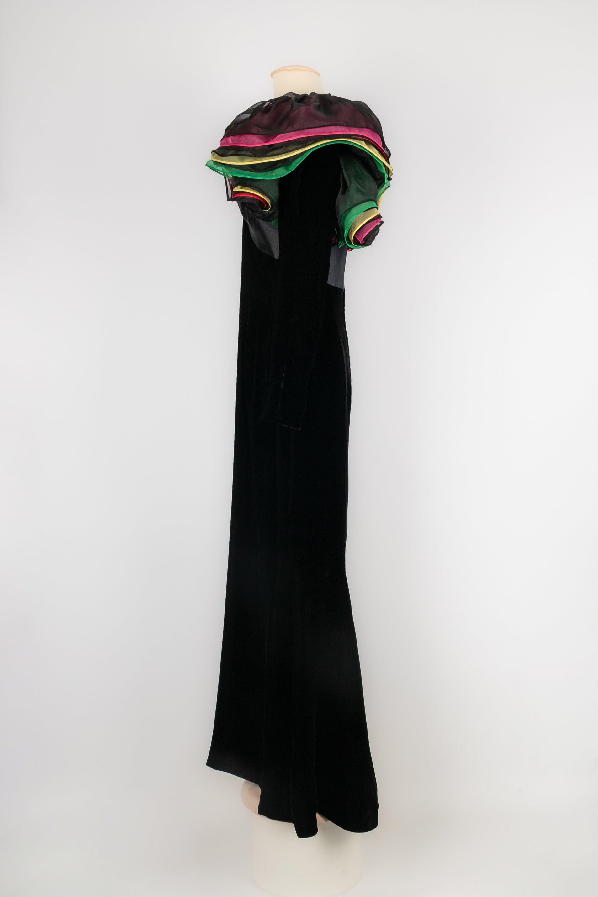 Nina Ricci Vestido de terciopelo con muselina multicolor con volantes en los hombros, 1987/1988 Negro en venta