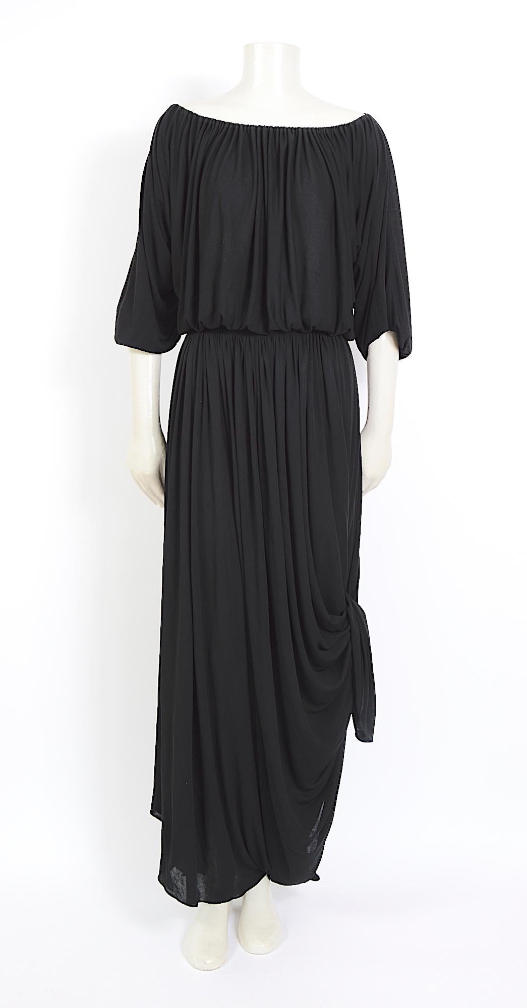 Vestido vintage de colección de Nina Ricci de los años 70.
Me encantan las opciones de estilo drapeado de este vestido vintage de Nina Ricci de los años 70. Confeccionado en un precioso vestido negro de punto de viscosa. Algunos agujeritos del
