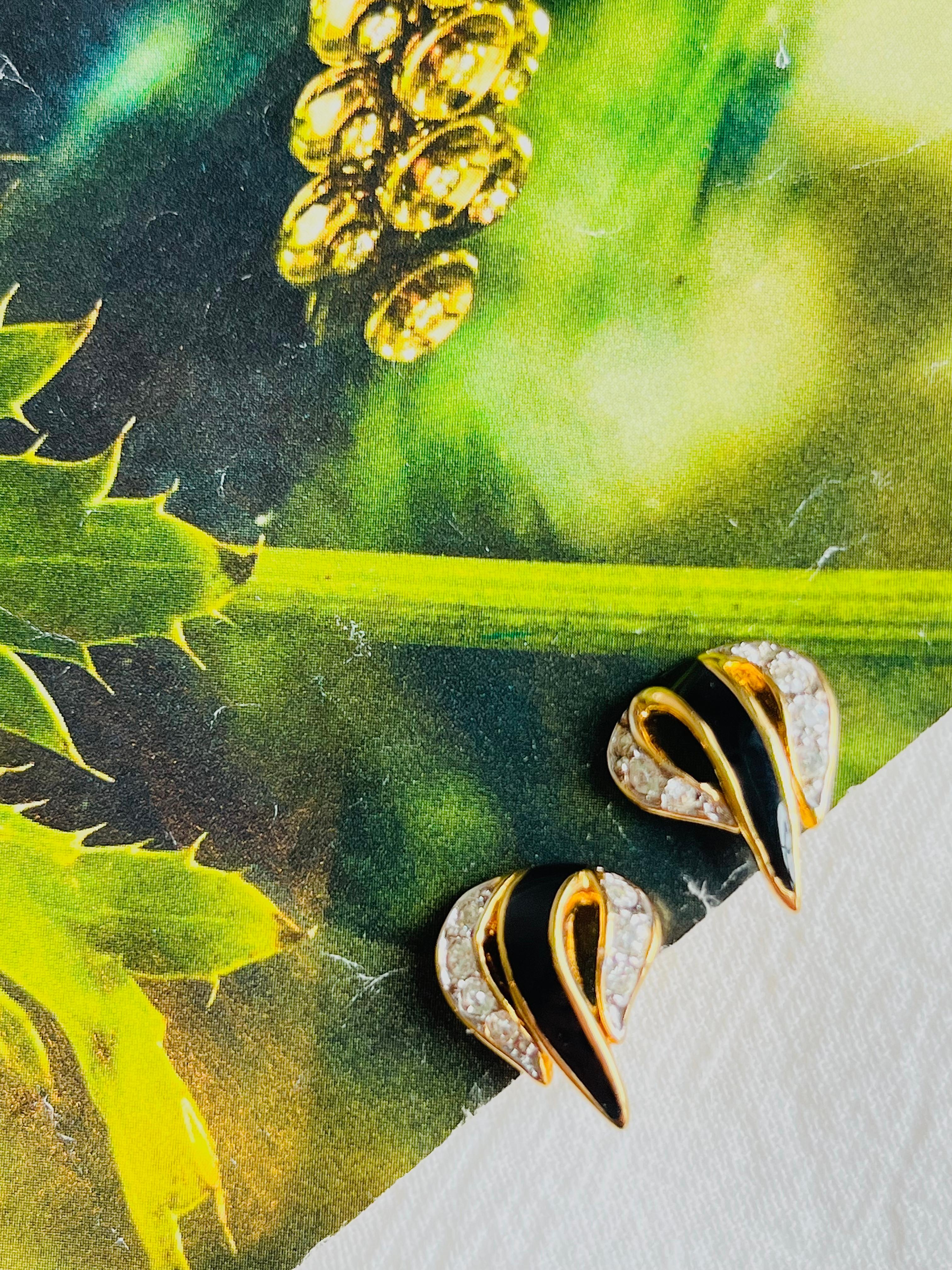 Nina Ricci Vintage 1980s Black Enamel Crystals Leaf Fire Openwork Clip Earrings, Gold Plated

Very excellent condition. Very new. Signed at the back. 100% genuine.

Size: 1.5*1.2 cm.

Weight: 2.0 g/each.

Fantastic statement 1980s earrings from the