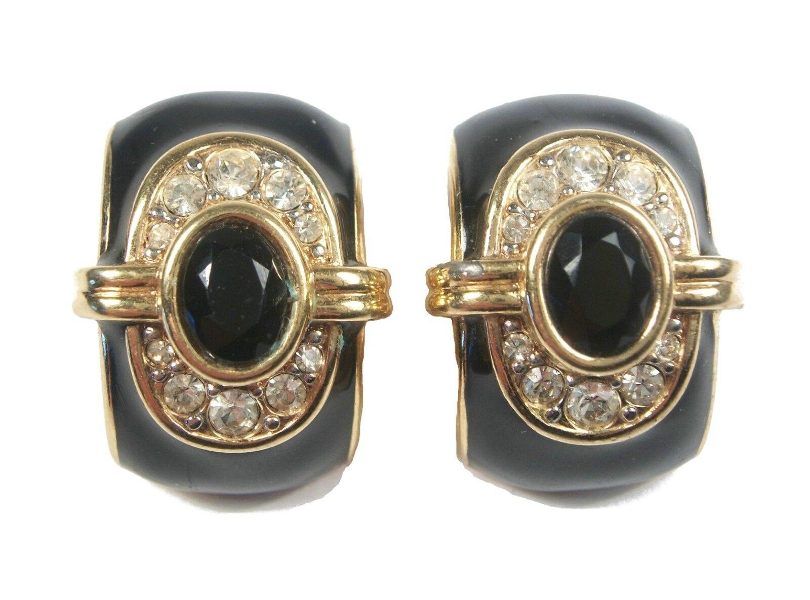 NINA RICCI - Vintage chunky clip on faux onyx and rhinestone earrings with black enamel - one clip back signed - © NINA RICCI - made in France - circa 1980's.

Good vintage condition - minor gilding loss/wear - one clip back replaced - minor scuffs