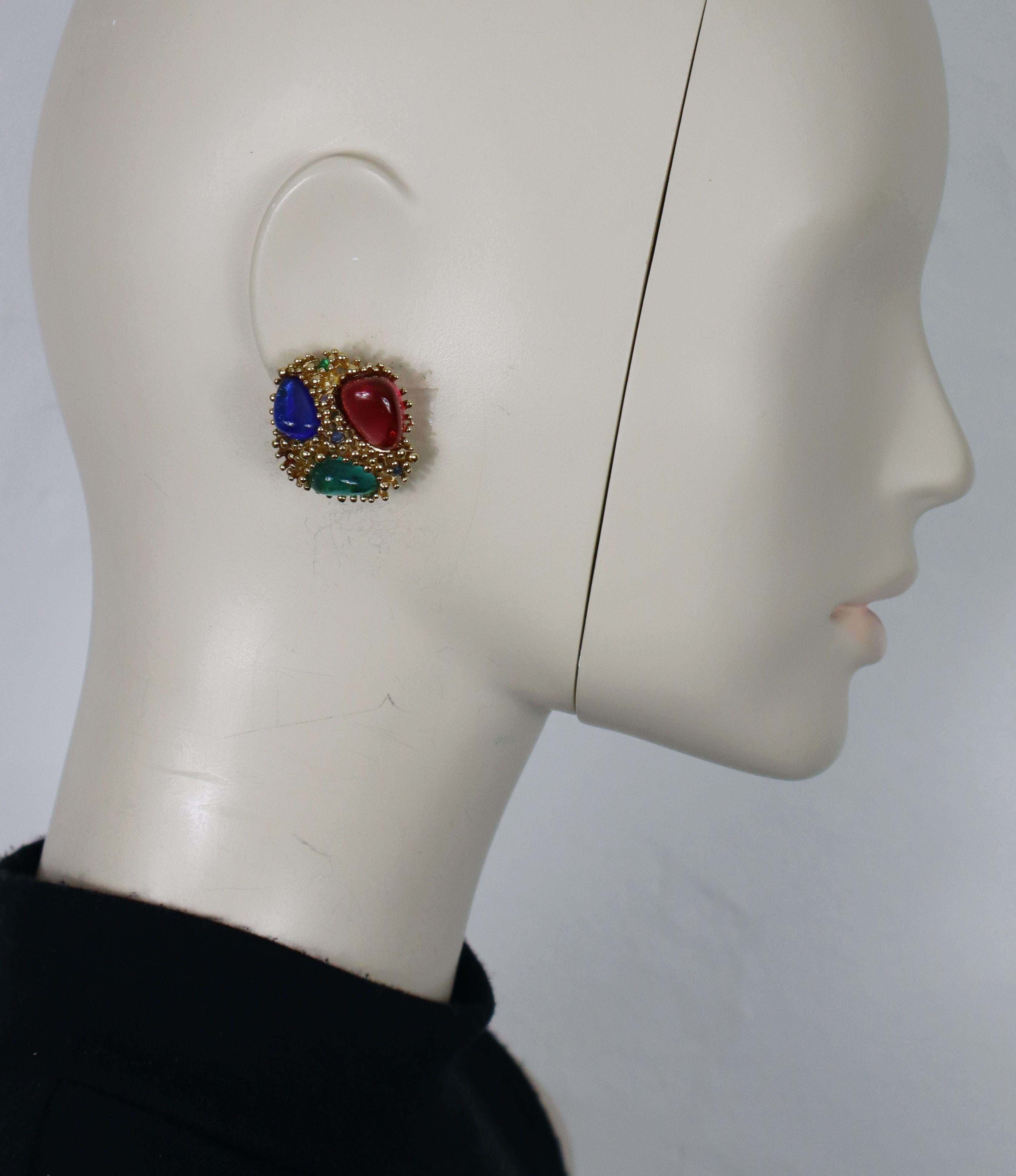 NINA RICCI vintage gold tone clip-on earrings embellished with multicoloured glass cabochons.

Embossed NINA RICCI.

Indicative measurements : max. height approx. 2.7 cm (1.06 inches) / max width approx. 2.5 cm (0.98 inch).

Weight per earrings : 11