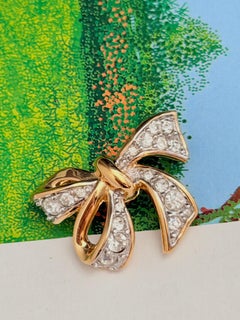Broche de Nina Ricci vintage, dorado, poco común, con cristales brillantes y forma de lazo de mariposa