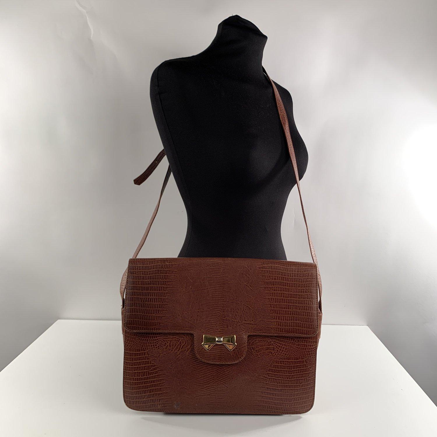 MATERIAL: Leather COLOR: Tan MODEL: Shoulder Bag GENDER: Women SIZE: Medium Condition B - VERY GOOD Gently used! Some darkness on leather due to normal use. The internal pocket has unstitched sides Measurements BAG HEIGHT: 9.5 inches - 24,2 cm BAG