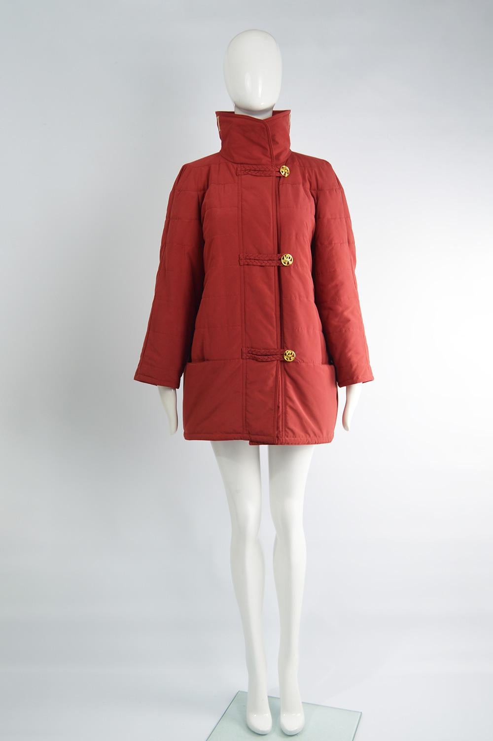 An ultra chic vintage womens Nina Ricci quilted coat from the 80s. In a red lightly quilted fabric with an oversized, swing fit which gives an ultra glamorous look. It has a high neck with leather appliqués spelling out Nina Ricci.

Size: Marked EU