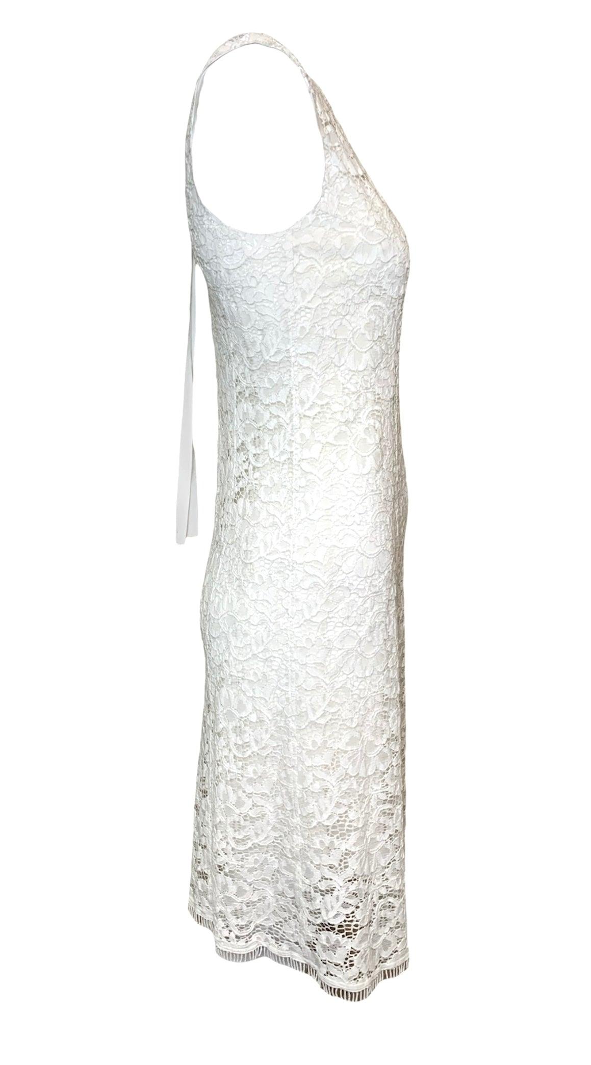 Wir haben das Kleid für Ihre Hochzeit im Gerichtssaal gefunden! Kurz, knapp und auf den Punkt gebracht. Bezauberndes weißes Spitzenkleid von Nina Ricci. Das perfekte Kleid für ein Probedinner oder einen Outfitwechsel nach der Zeremonie, bevor es auf