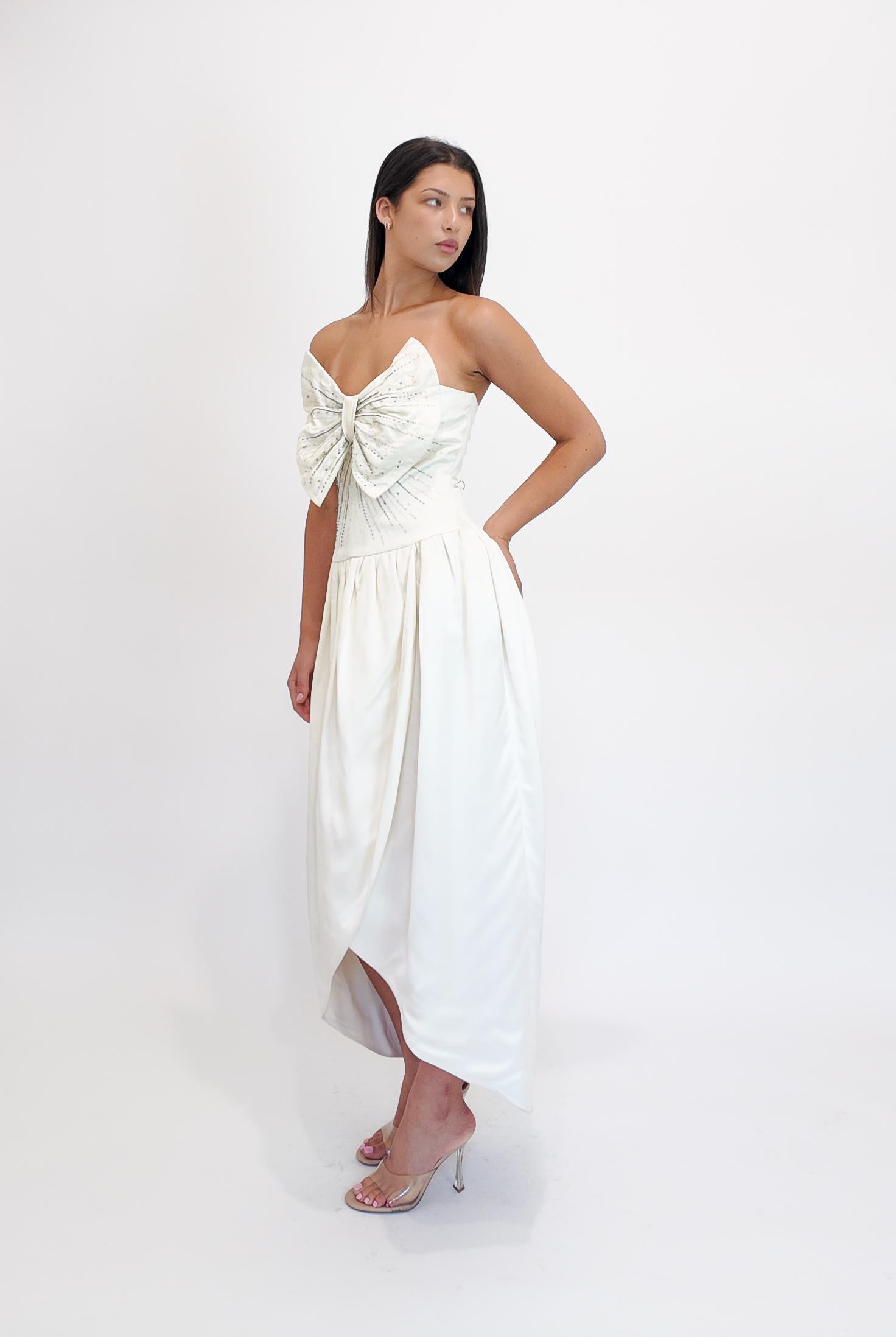 Blanc Nina Ricci - Robe en soie blanche avec gros nœud sur le devant en vente