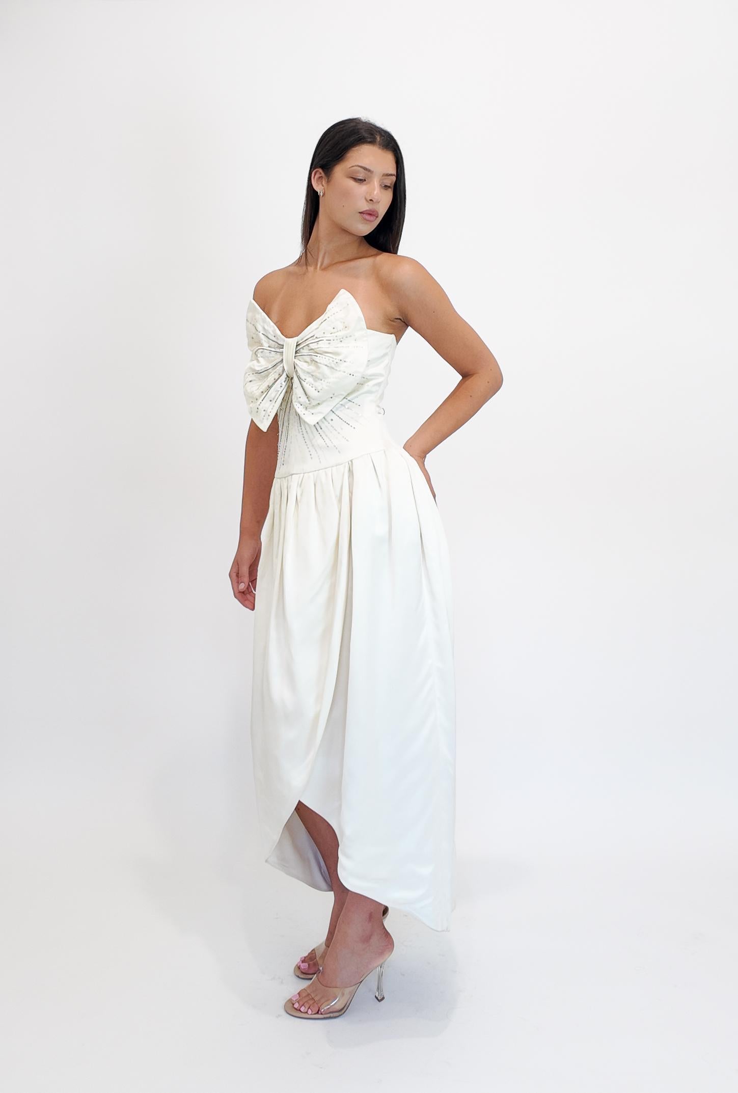 Nina Ricci - Robe en soie blanche avec gros nœud sur le devant Excellent état - En vente à Los Angeles, CA