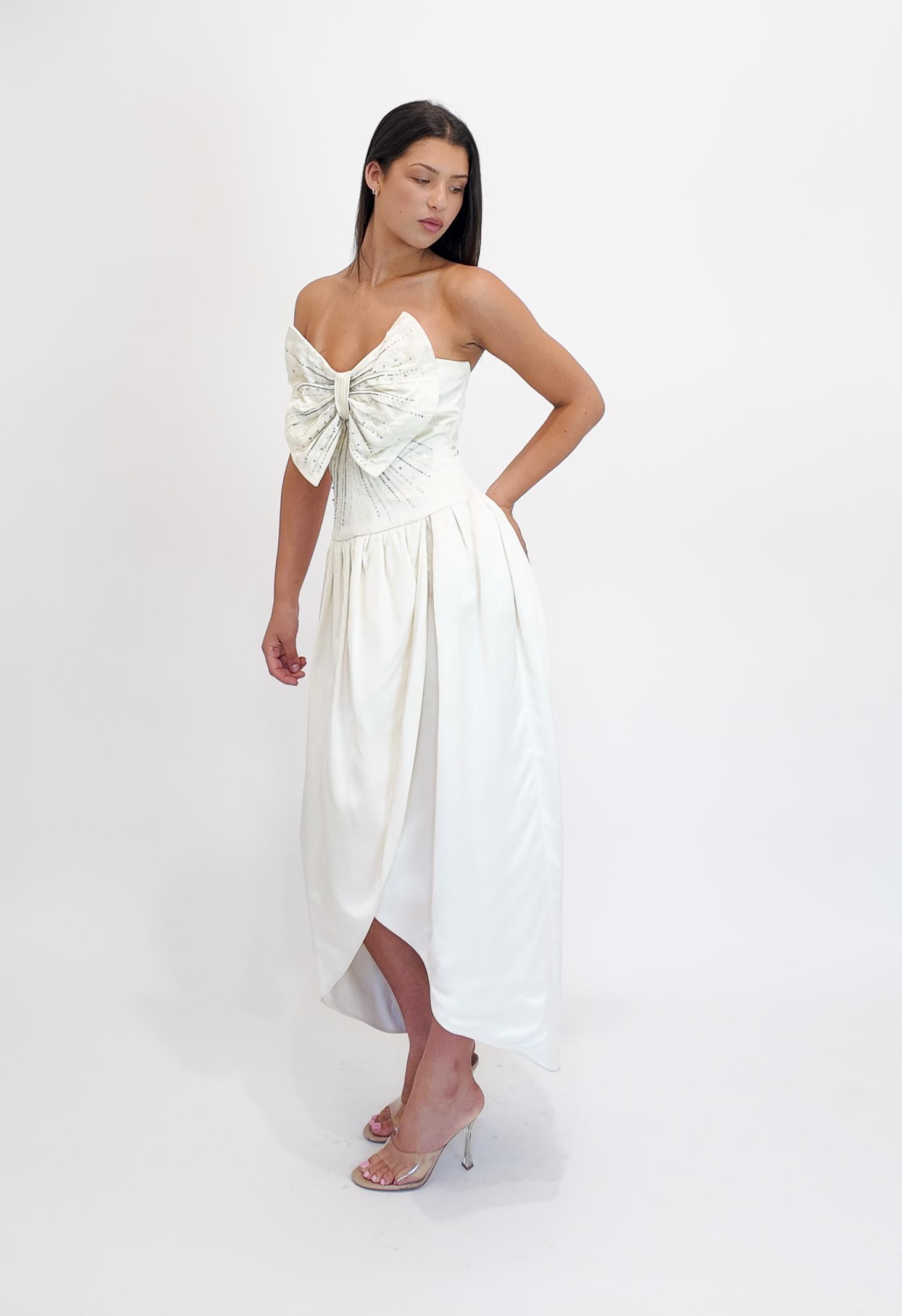 Nina Ricci - Robe en soie blanche avec gros nœud sur le devant Pour femmes en vente