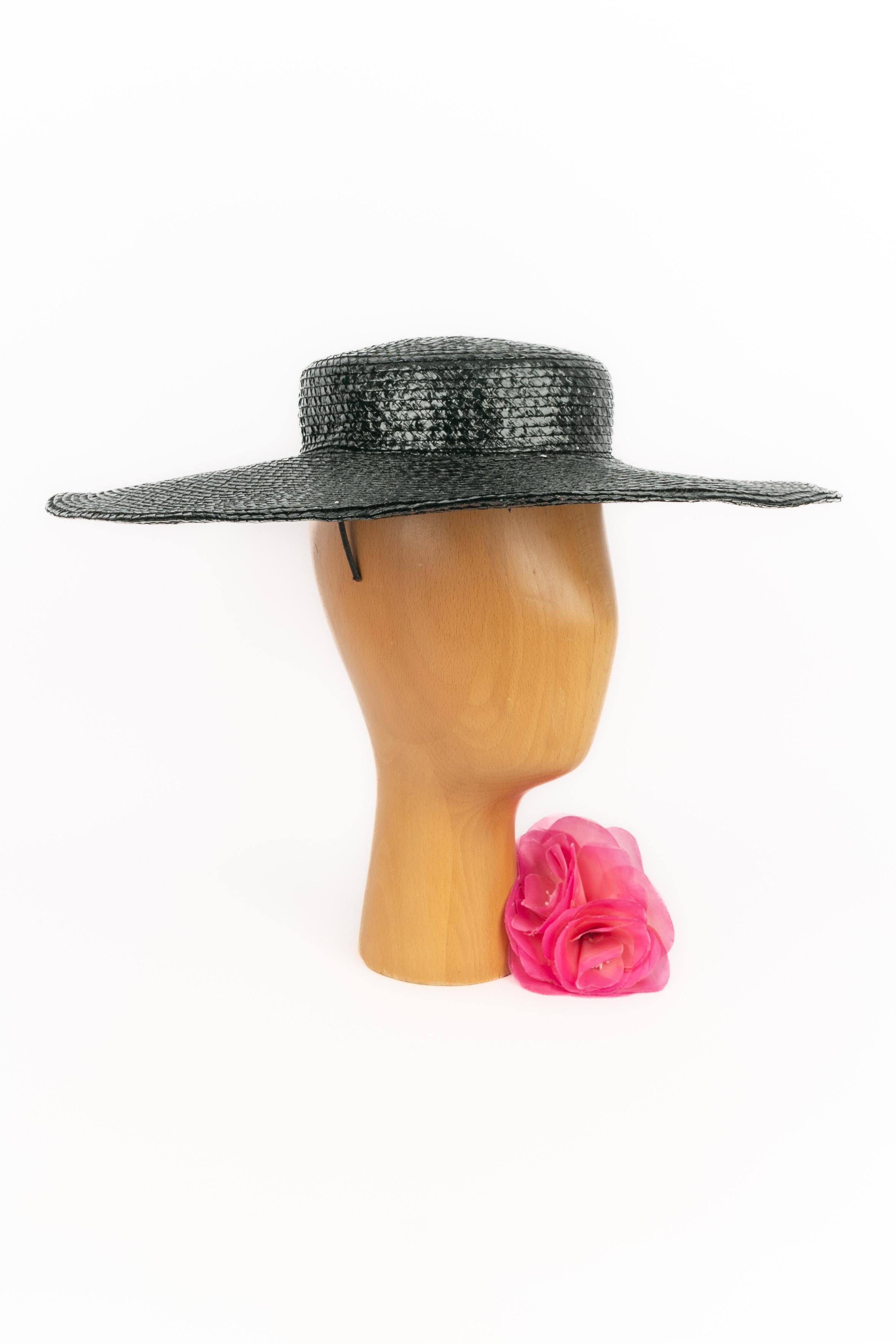NINA RICCI - (Made in France) Braided thin patent black straw wide-brimmed hat. Flat cap and wide edges.

Condition:
Very good condition

Dimensions:
Circumference: 53 cm

SKU:CHP71