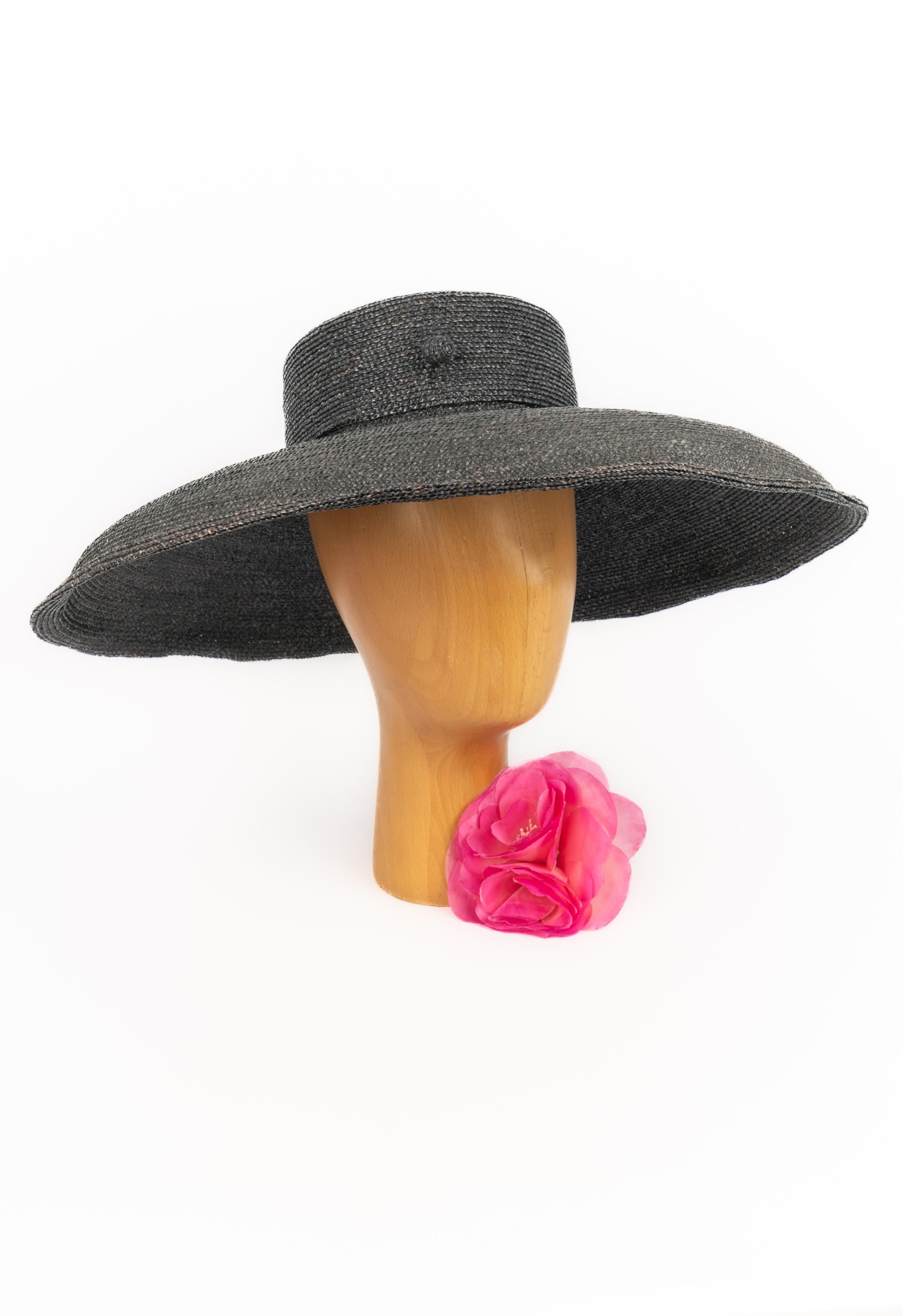 NINA RICCI - (Made in France) Braided black thin straw wide-brimmed hat, rounded cap enhanced with a pin. Undulating wide edge.

Condition:
Very good condition

Dimensions:
Circumference: 53 cm

SKU:CHP53