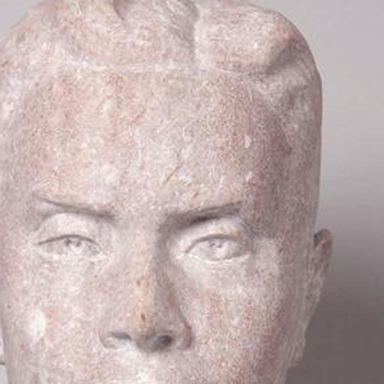 Head of a Man (Grau), Figurative Sculpture, von Nina Saemundsson