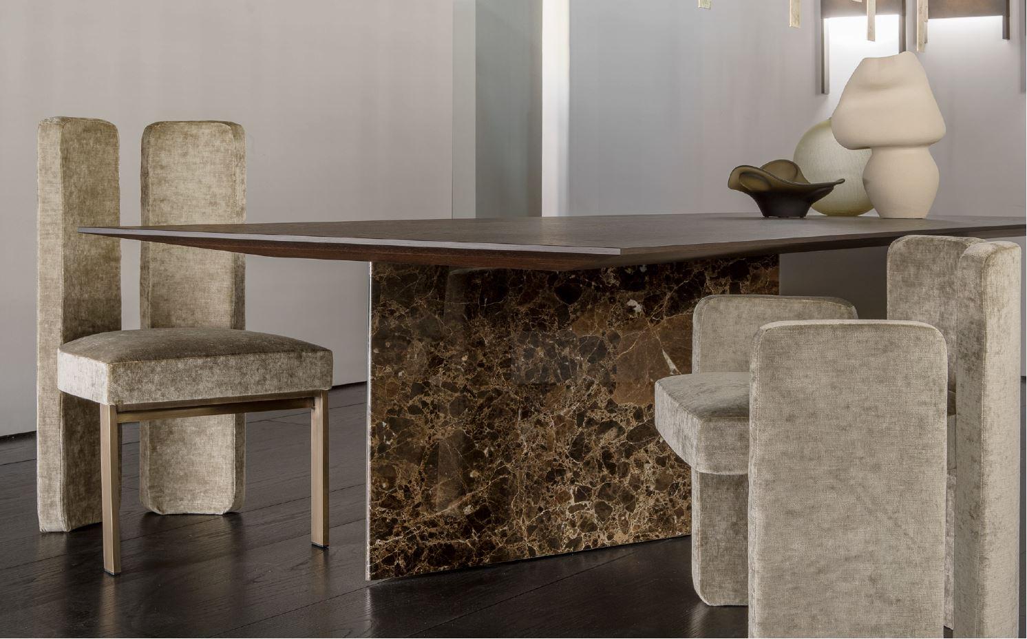 La poltrona Nina Soft di Emmemobili è un mix perfetto di comfort ed eleganza. Presenta un telaio in legno multistrato splendidamente curvato che garantisce stabilità e un aspetto elegante. La sedia è rivestita in un lussuoso tessuto viola che