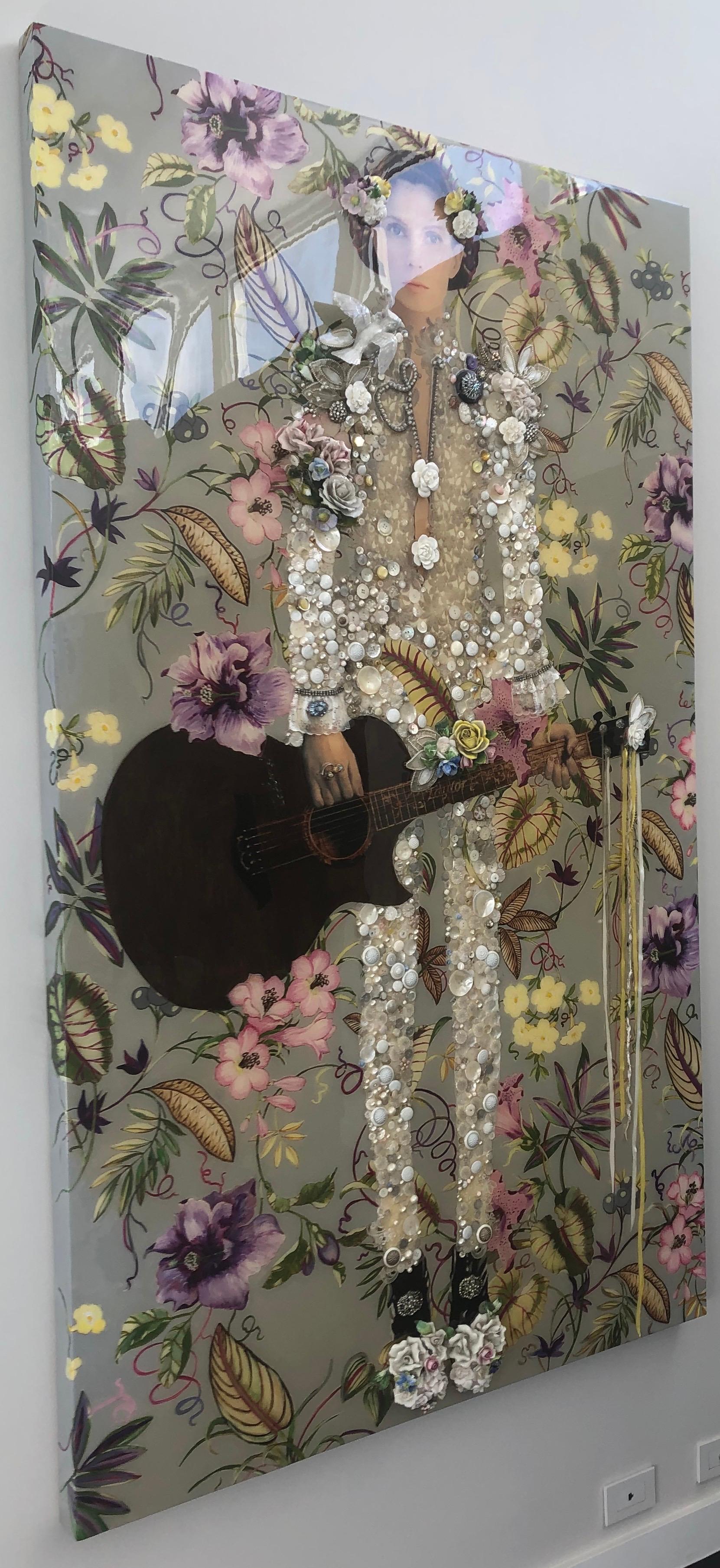 Fascinante œuvre texturale à grande échelle représentant un portrait grandeur nature d'une femme avec une guitare. Une œuvre mixte dans des tons de gris, de violet et de jaune. Cette pièce est composée de photographies, de dentelle, de perles, de