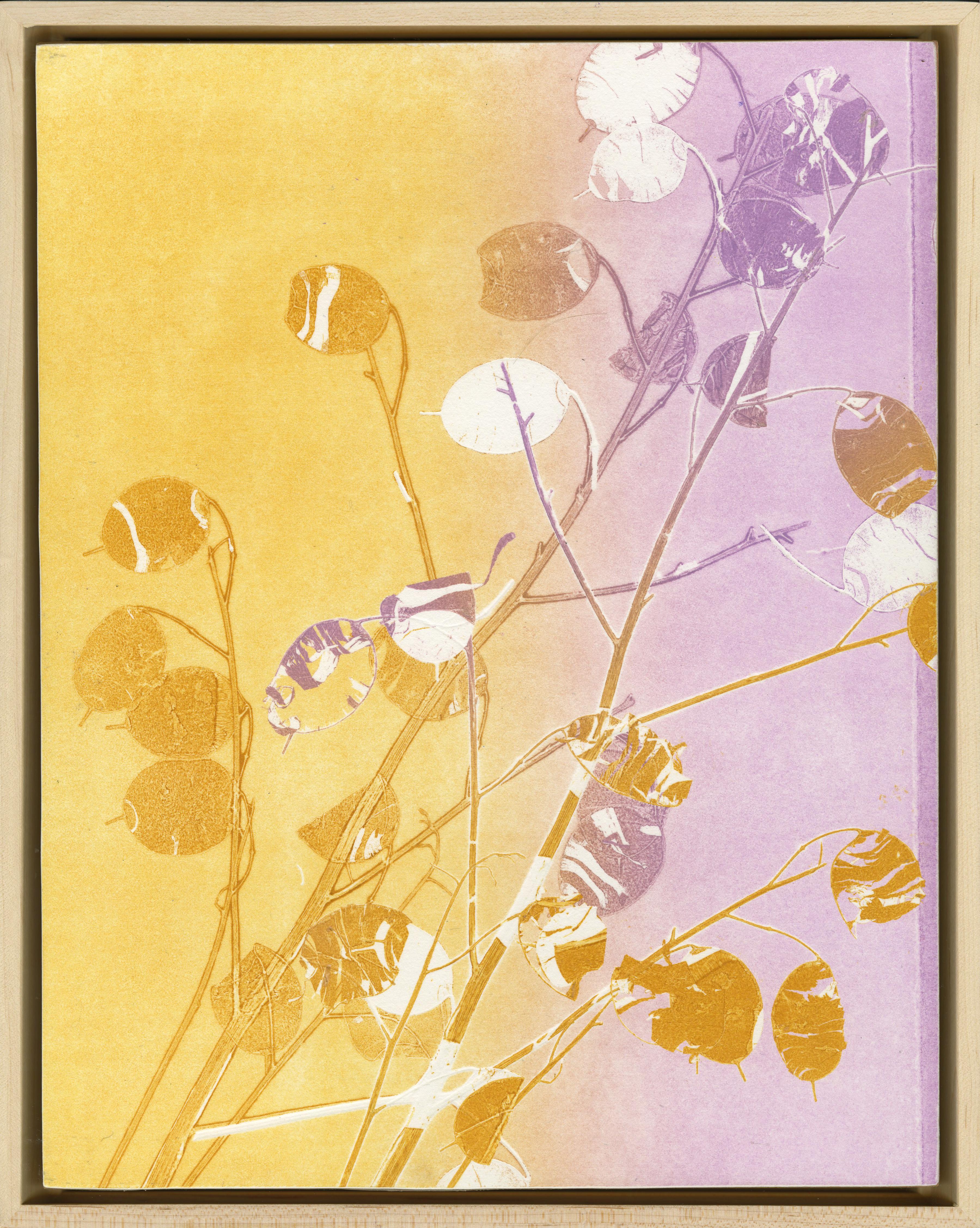La série botanique de Nina Tichava voit les plantes de tous les jours s'épanouir avec une nouvelle vivacité. Ces monotypes sont créés avec de l'encre de gravure sur papier, montés sur panneau et vernis à la cire froide. Chaque tirage est présenté