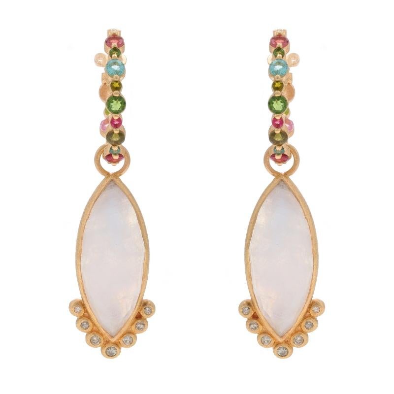 Marque : Nina Wynn

Contenu du métal : Or jaune 18k

Informations sur les pierres
Pierres de lune arc-en-ciel naturelles
Coupe : Marquise Cabochon Damier

Tourmalines naturelles
Coupe : Ronde
Couleur : Multicolore

Diamants naturels
Carat(s) :