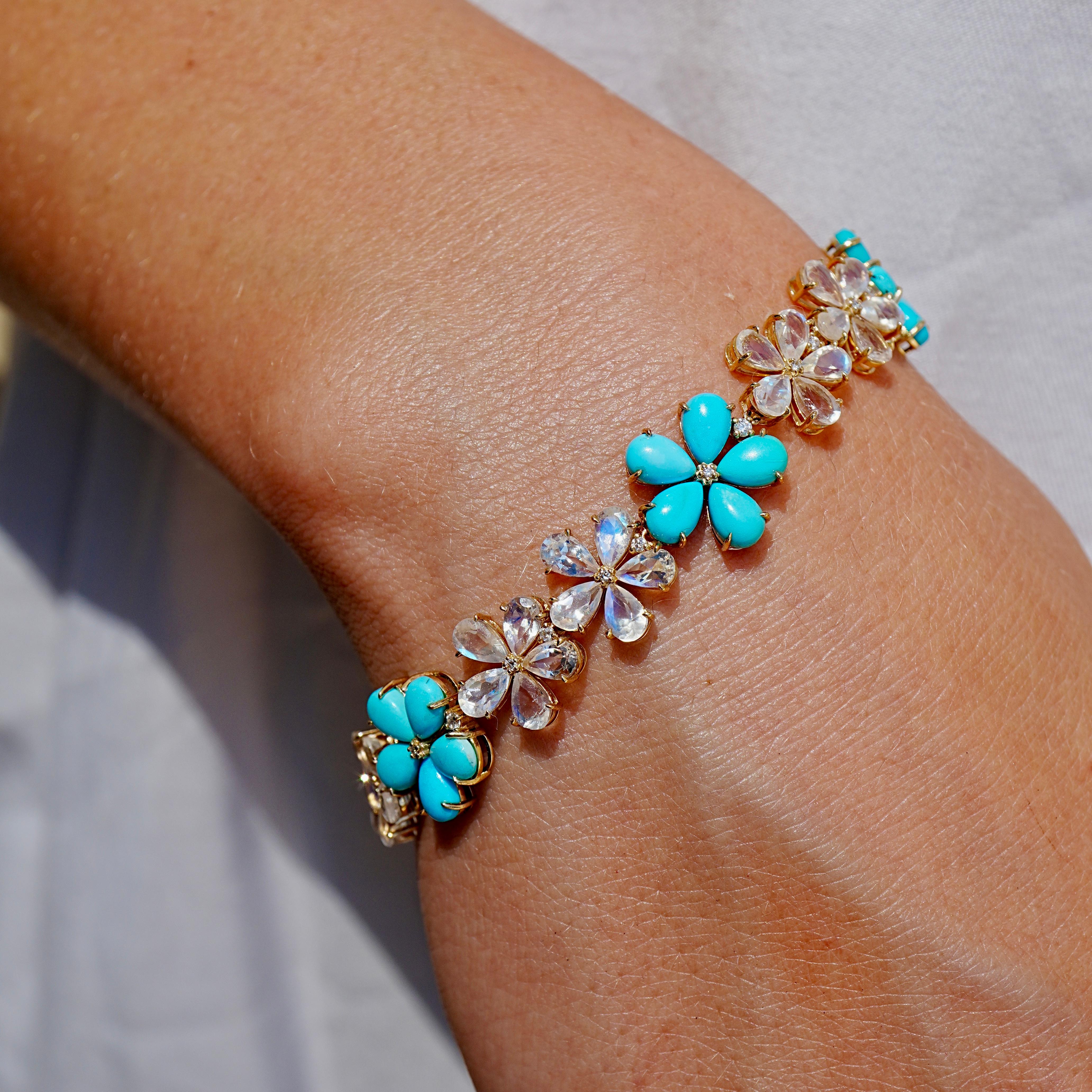 Una pulsera en la que cada flor cuenta una historia: el diseño Flor de Cerezo de Nina Zhou combina la turquesa viva con la piedra lunar etérea en una danza de color y luz. Cada pétalo está formado por piedras talla pera limpias de ojos, con marcos