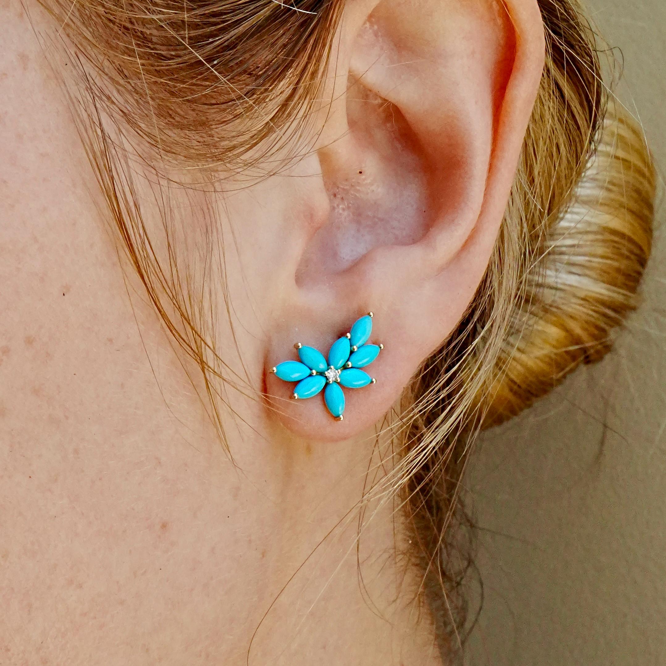 Hommage radieux à la géométrie naturelle, ces boucles d'oreilles en grappe de Nina Whiting présentent des turquoises vibrantes disposées comme des fleurs en pétales d'étoiles, chacune ancrée dans un scintillement de diamants blancs naturels. La